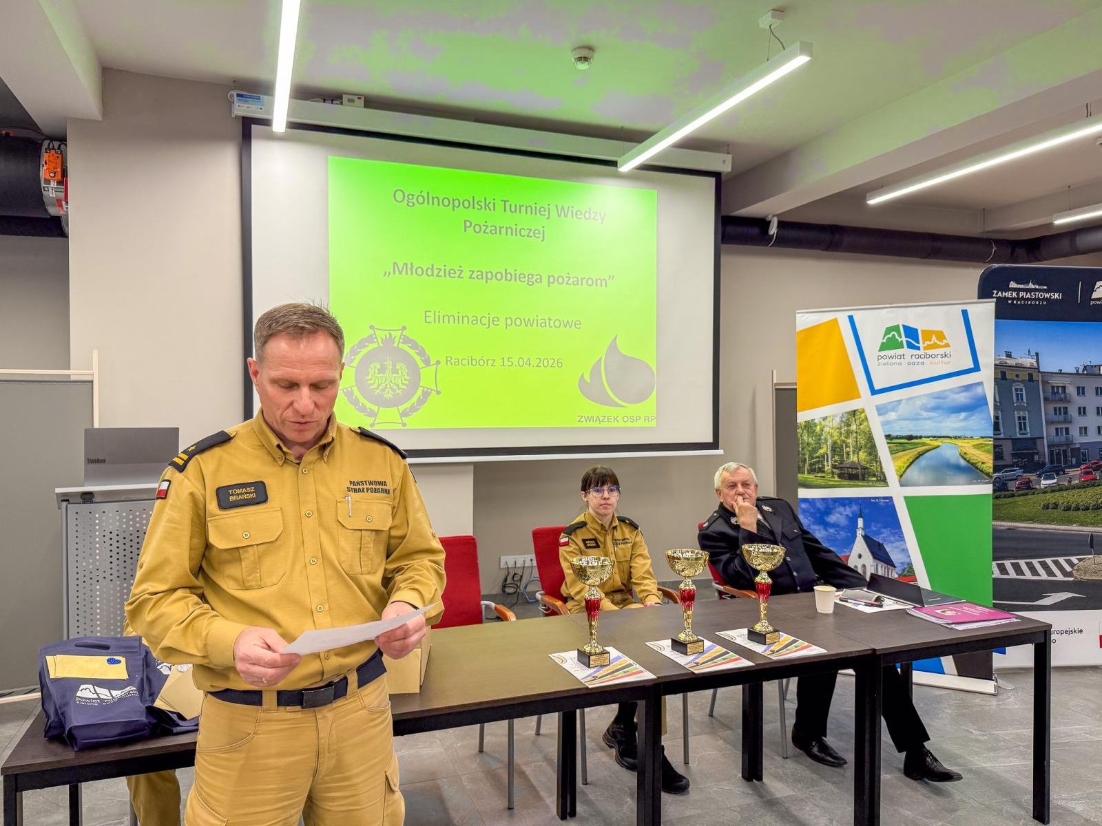 Zdjęcie w galerii na portalu naszraciborz.pl: Wiedza pożarnicza bez tajemnic. Powiatowy turniej Młodzież Zapobiega Pożarom na Zamku Piastowskim wiadomości z regionu