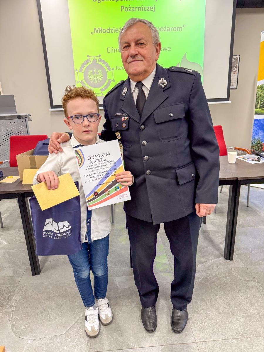 Zdjęcie w galerii na portalu naszraciborz.pl: Wiedza pożarnicza bez tajemnic. Powiatowy turniej Młodzież Zapobiega Pożarom na Zamku Piastowskim wiadomości z regionu