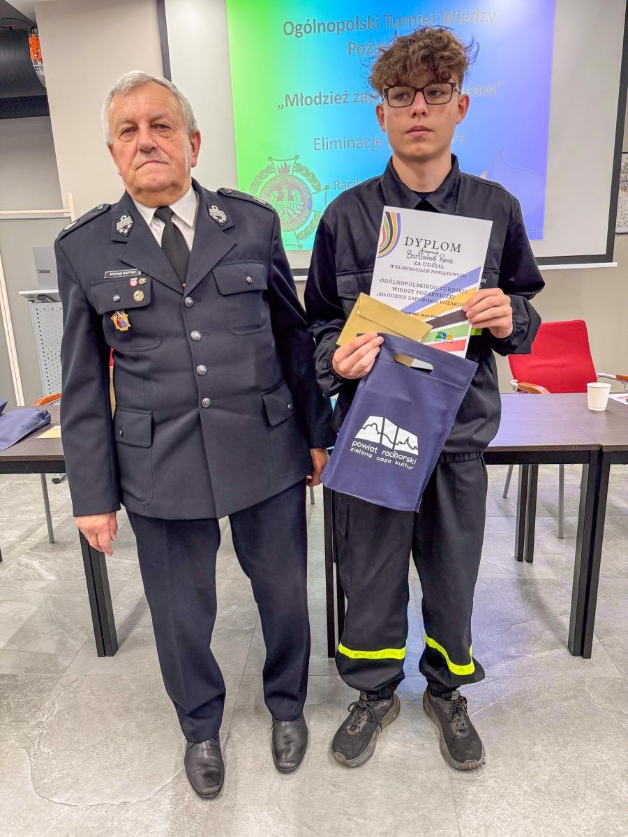 Zdjęcie w galerii na portalu naszraciborz.pl: Wiedza pożarnicza bez tajemnic. Powiatowy turniej Młodzież Zapobiega Pożarom na Zamku Piastowskim wiadomości z regionu