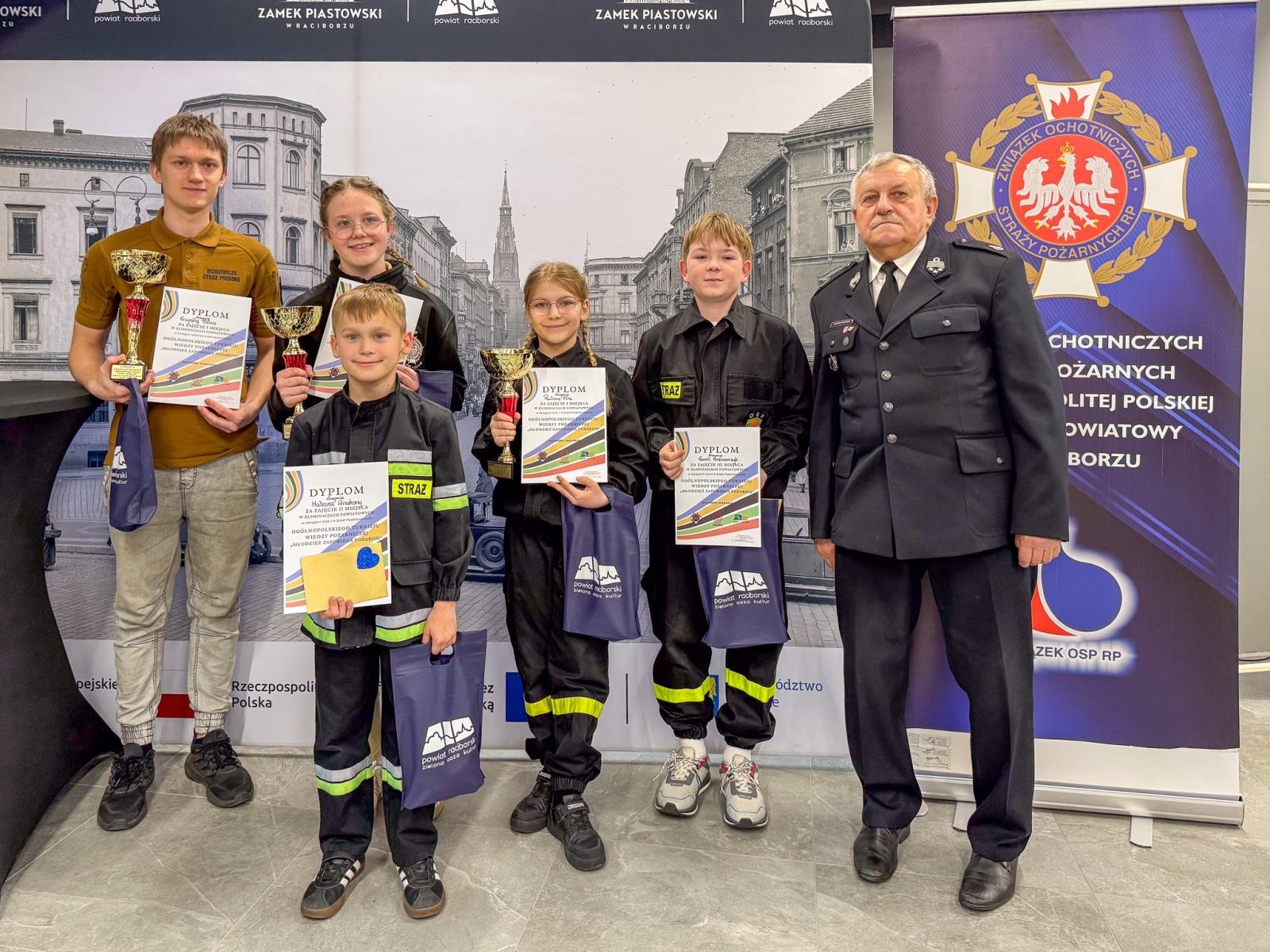 Zdjęcie w galerii na portalu naszraciborz.pl: Wiedza pożarnicza bez tajemnic. Powiatowy turniej Młodzież Zapobiega Pożarom na Zamku Piastowskim wiadomości z regionu
