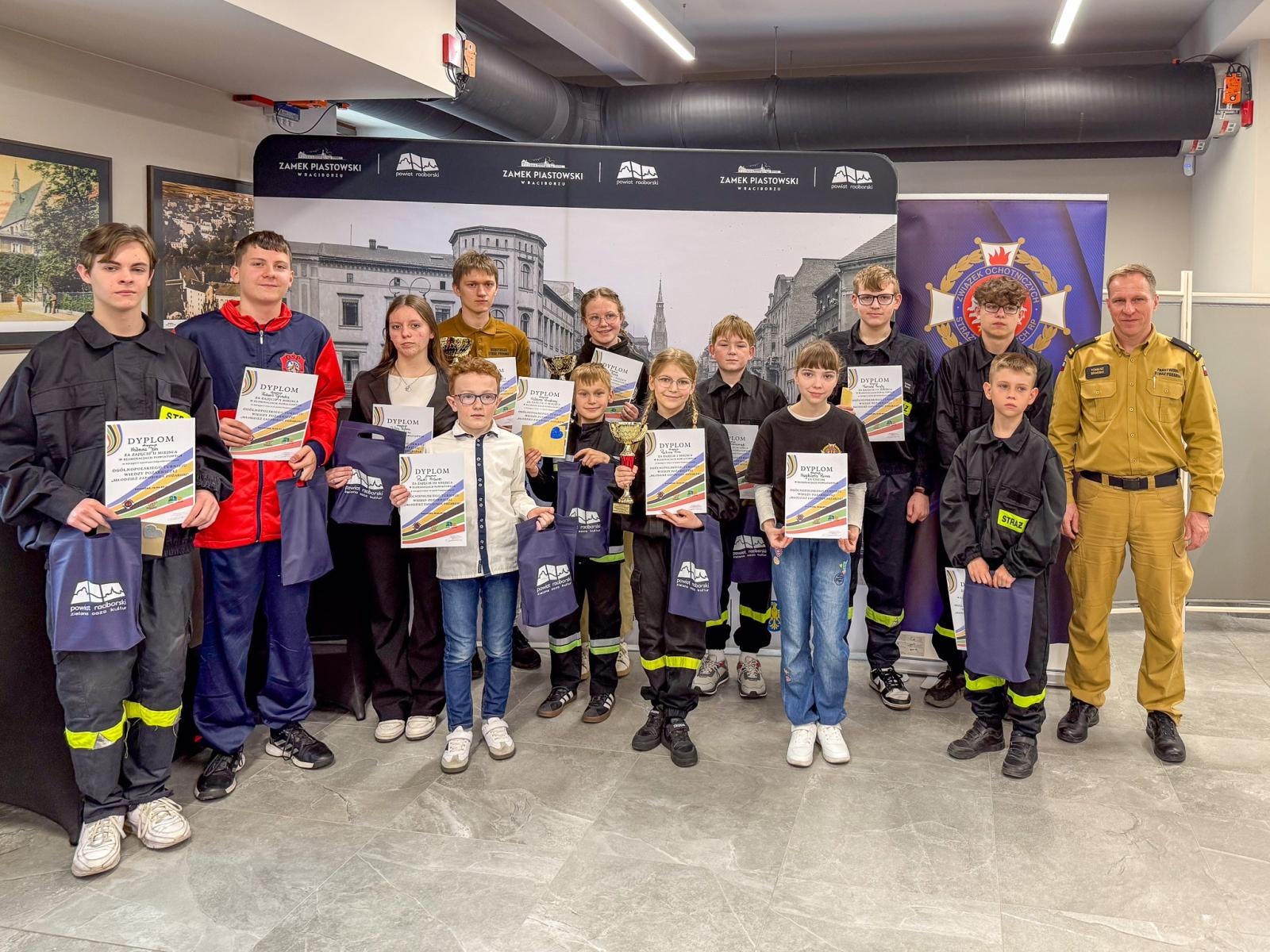 Zdjęcie w galerii na portalu naszraciborz.pl: Wiedza pożarnicza bez tajemnic. Powiatowy turniej Młodzież Zapobiega Pożarom na Zamku Piastowskim wiadomości z regionu