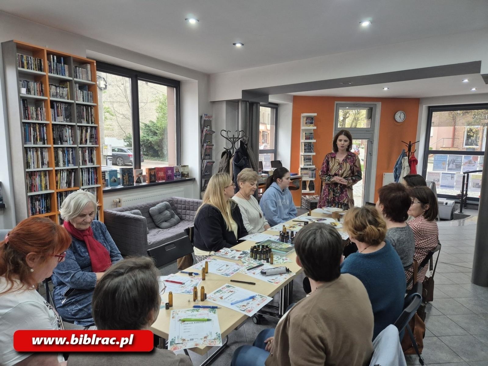 Zdjęcie w galerii na portalu naszraciborz.pl: Warsztaty tworzenia naturalnych perfum w bibliotece na Ostrogu wiadomości z regionu
