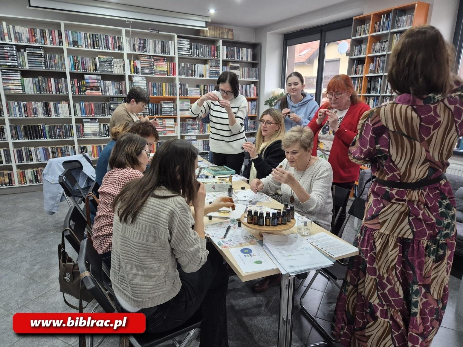 Zdjęcie w galerii na portalu naszraciborz.pl: Warsztaty tworzenia naturalnych perfum w bibliotece na Ostrogu wiadomości z regionu