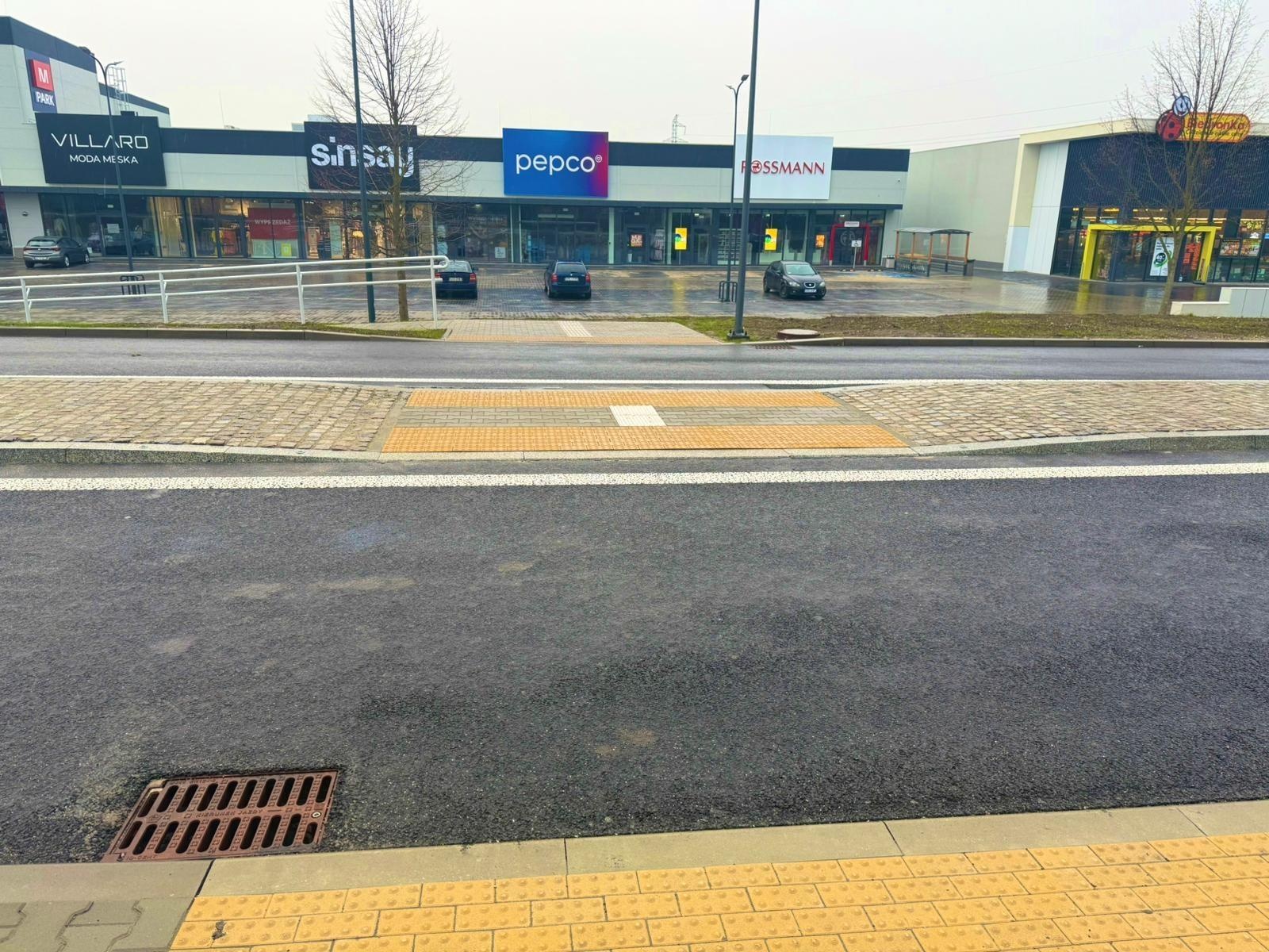 Zdjęcie w galerii na portalu naszraciborz.pl: Na ul. Opawskiej pojawiło się nowe przejście sugerowane. Ważna informacja dla pieszych wiadomości z regionu