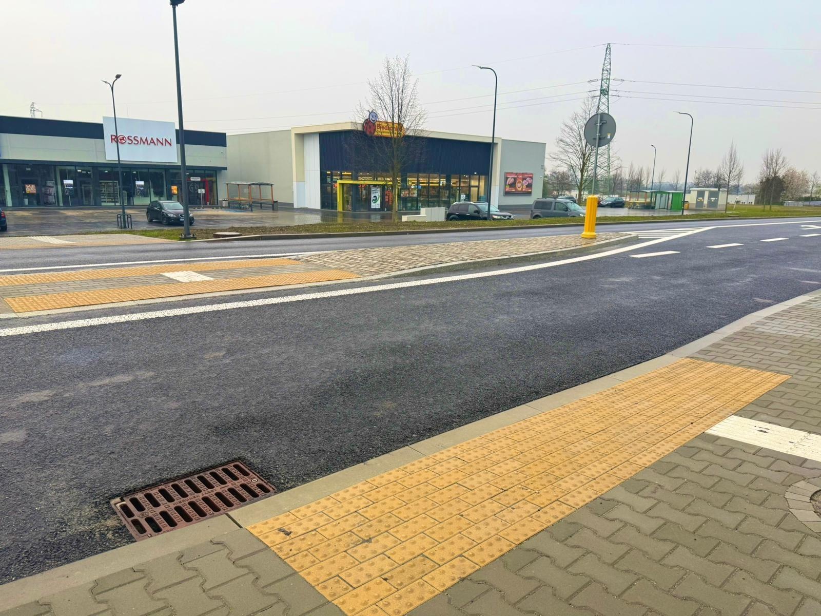 Zdjęcie w galerii na portalu naszraciborz.pl: Na ul. Opawskiej pojawiło się nowe przejście sugerowane. Ważna informacja dla pieszych wiadomości z regionu