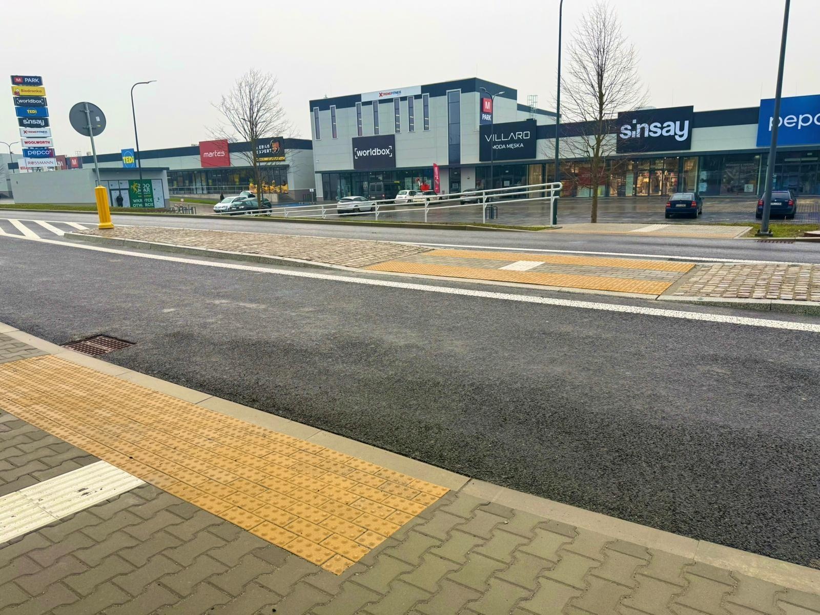 Zdjęcie w galerii na portalu naszraciborz.pl: Na ul. Opawskiej pojawiło się nowe przejście sugerowane. Ważna informacja dla pieszych wiadomości z regionu