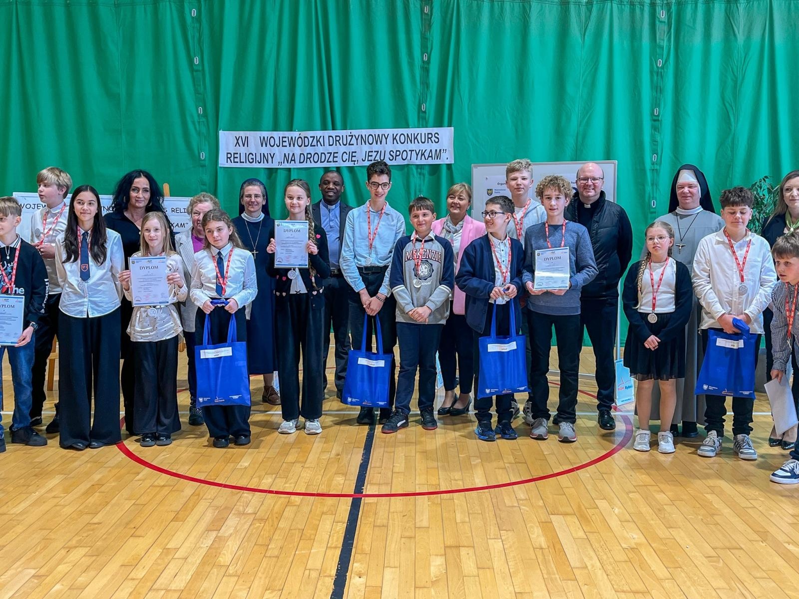 Zdjęcie w galerii na portalu naszraciborz.pl: XVI Wojewódzki Drużynowy Konkurs Religijny w Rudniku wiadomości z regionu