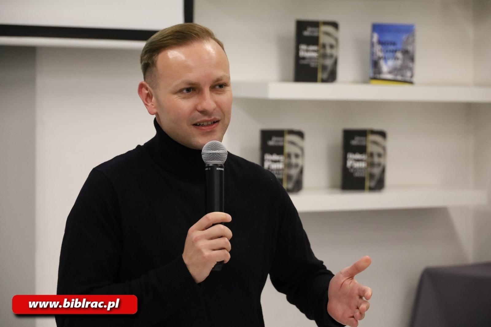 Zdjęcie w galerii na portalu naszraciborz.pl: W świecie, w którym możesz być kimkolwiek – bądź dobry! Spotkanie z Jonaszem Milewskim w bibliotece wiadomości z regionu