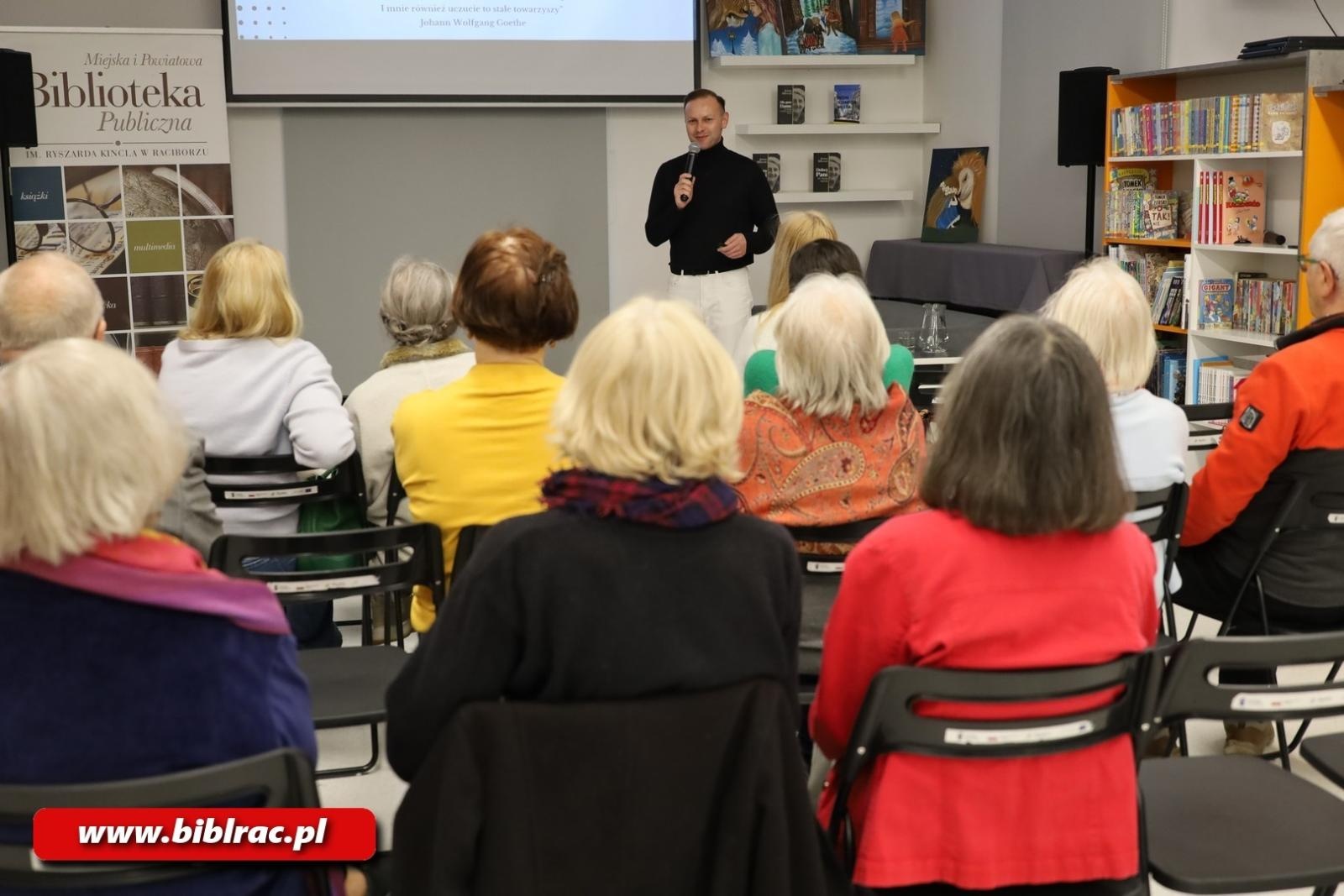 Zdjęcie w galerii na portalu naszraciborz.pl: W świecie, w którym możesz być kimkolwiek – bądź dobry! Spotkanie z Jonaszem Milewskim w bibliotece wiadomości z regionu