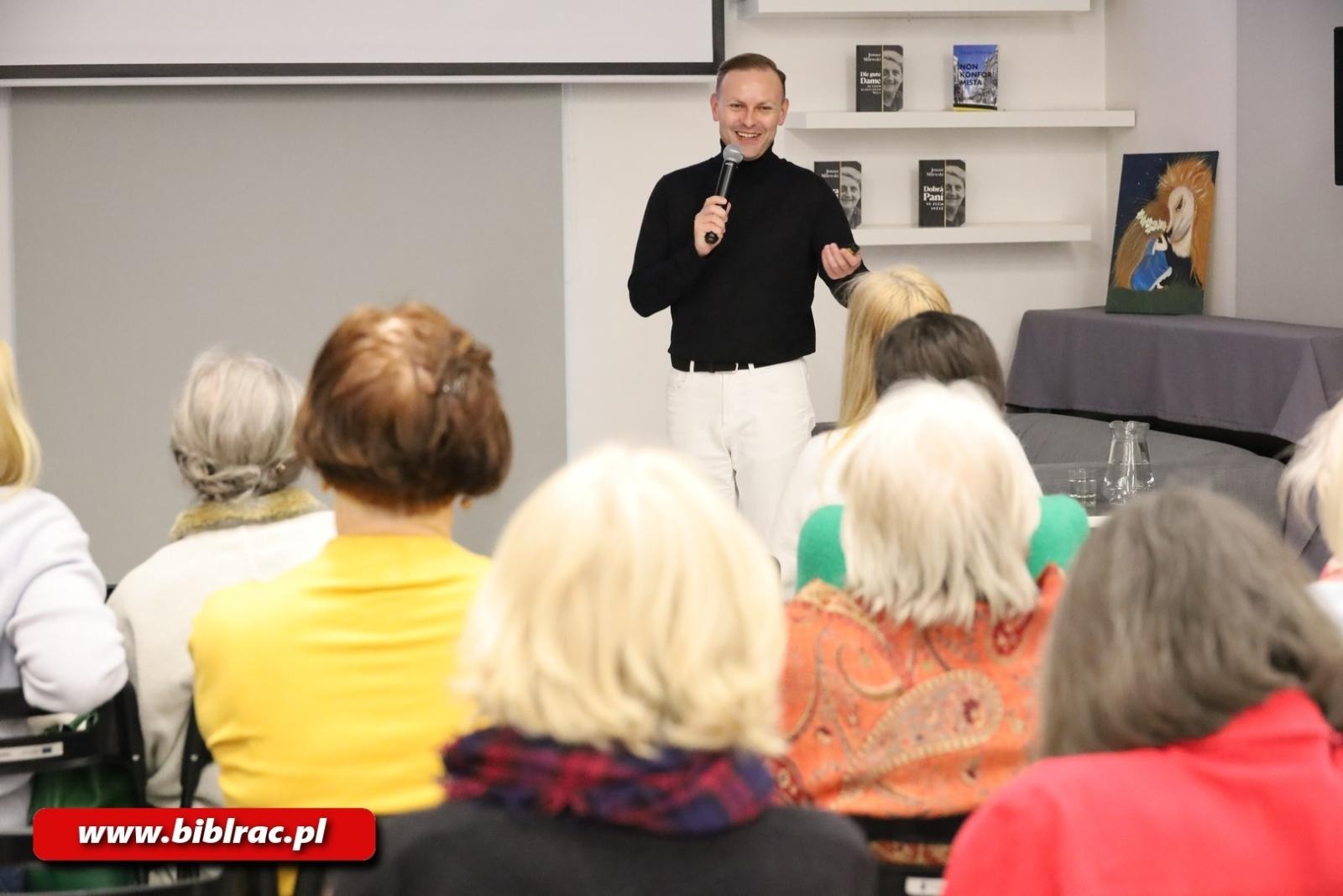 Zdjęcie w galerii na portalu naszraciborz.pl: W świecie, w którym możesz być kimkolwiek – bądź dobry! Spotkanie z Jonaszem Milewskim w bibliotece wiadomości z regionu