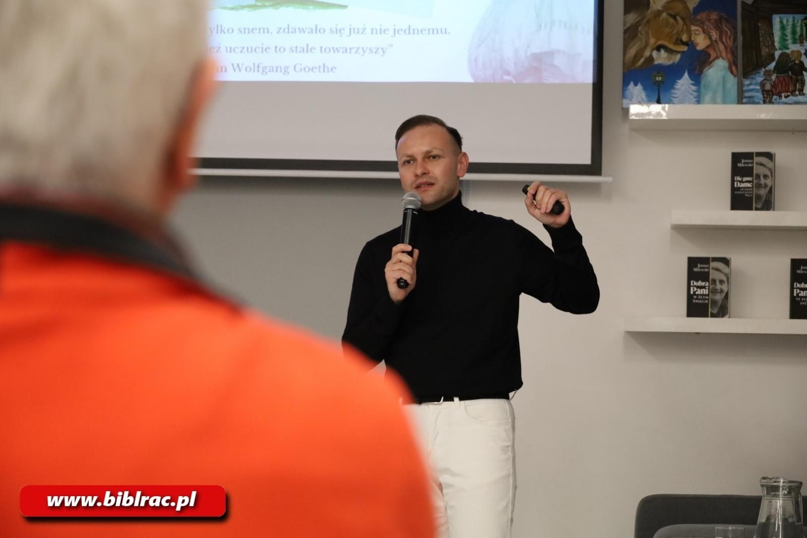 Zdjęcie w galerii na portalu naszraciborz.pl: W świecie, w którym możesz być kimkolwiek – bądź dobry! Spotkanie z Jonaszem Milewskim w bibliotece wiadomości z regionu