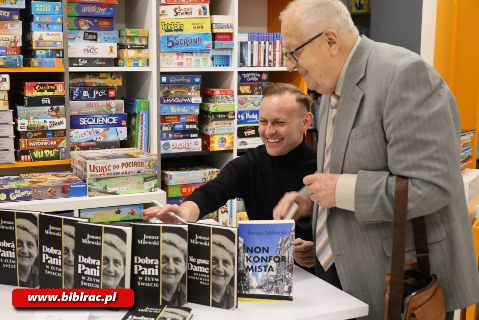 Zdjęcie w galerii na portalu naszraciborz.pl: W świecie, w którym możesz być kimkolwiek – bądź dobry! Spotkanie z Jonaszem Milewskim w bibliotece wiadomości z regionu