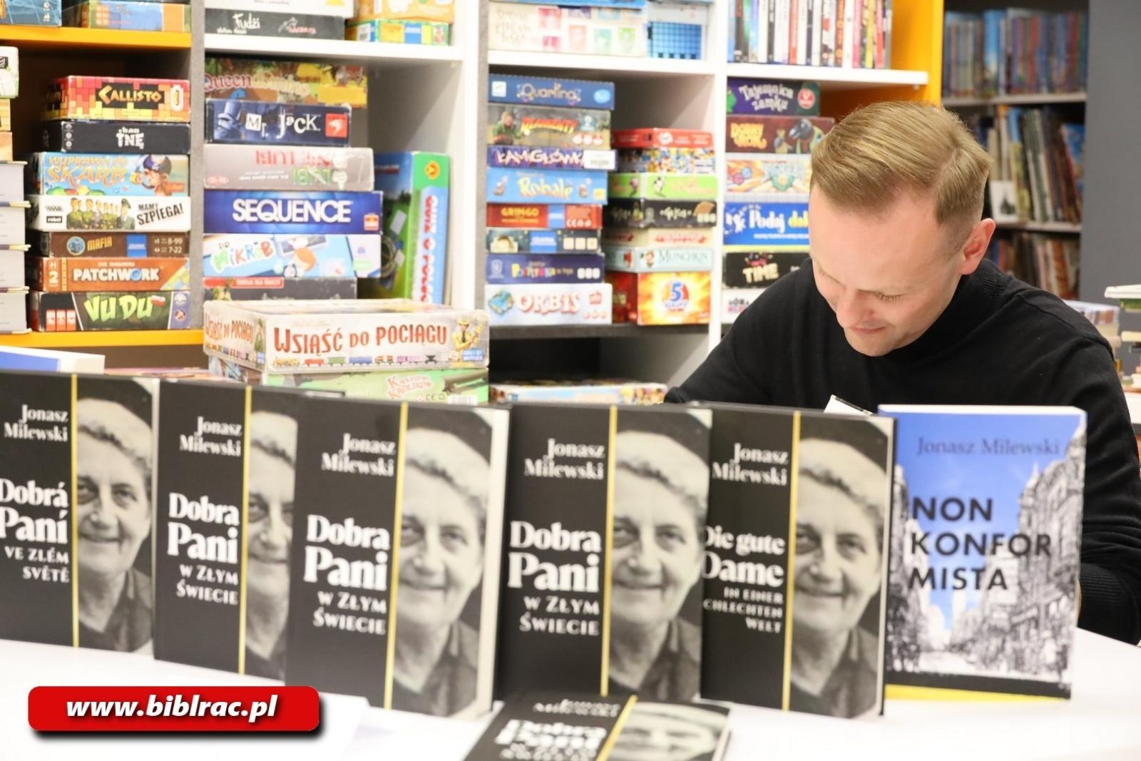 Zdjęcie w galerii na portalu naszraciborz.pl: W świecie, w którym możesz być kimkolwiek – bądź dobry! Spotkanie z Jonaszem Milewskim w bibliotece wiadomości z regionu