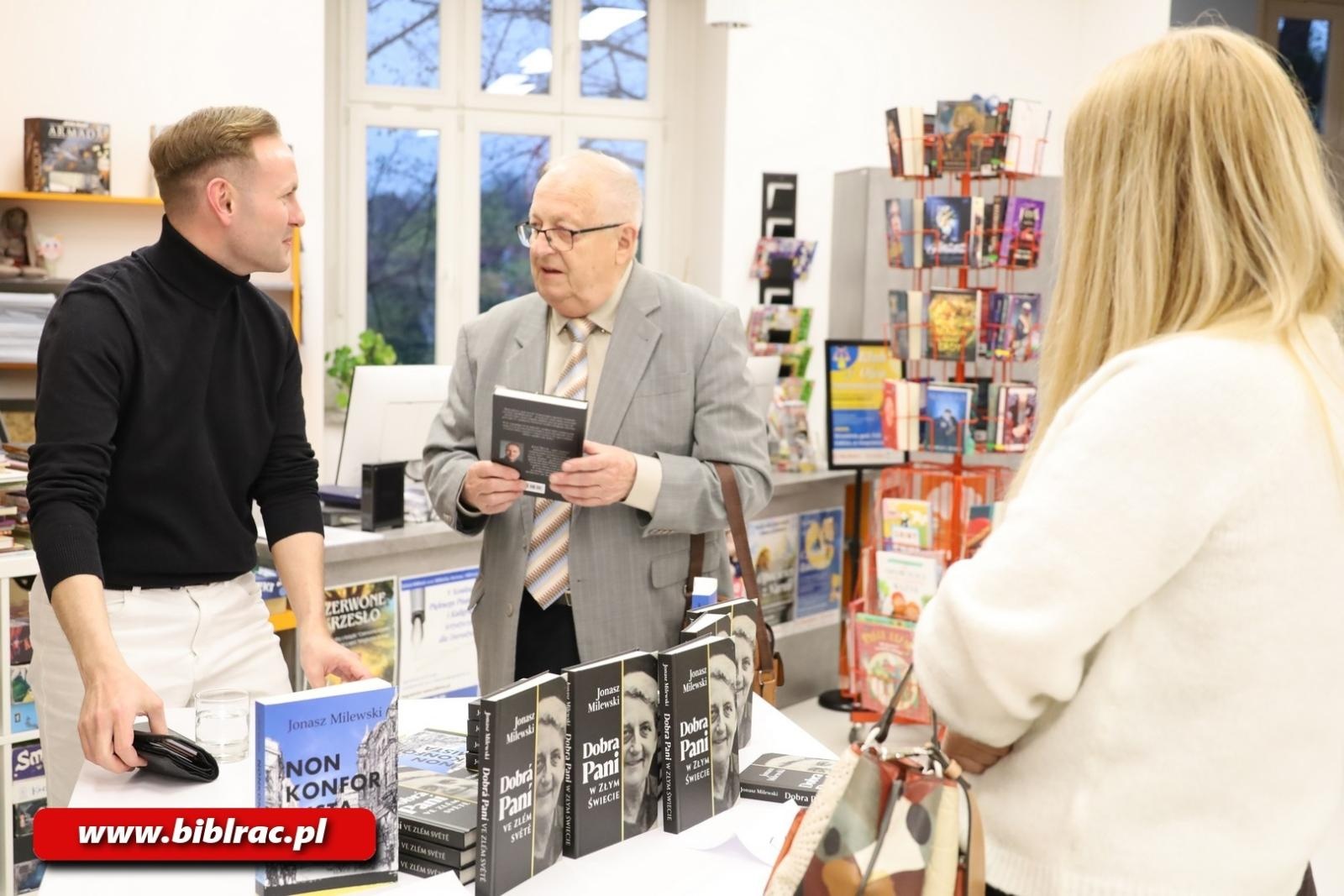 Zdjęcie w galerii na portalu naszraciborz.pl: W świecie, w którym możesz być kimkolwiek – bądź dobry! Spotkanie z Jonaszem Milewskim w bibliotece wiadomości z regionu