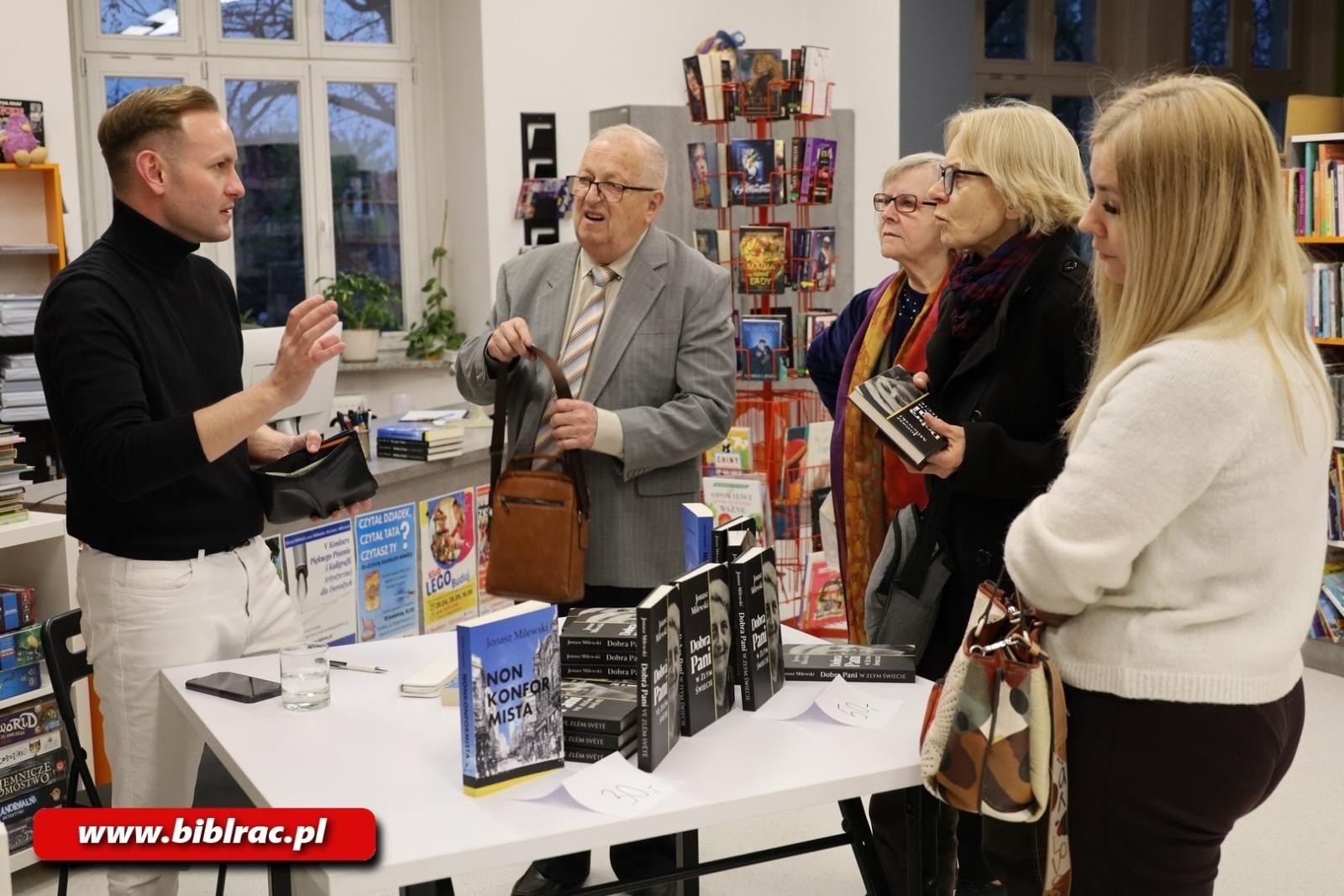 Zdjęcie w galerii na portalu naszraciborz.pl: W świecie, w którym możesz być kimkolwiek – bądź dobry! Spotkanie z Jonaszem Milewskim w bibliotece wiadomości z regionu