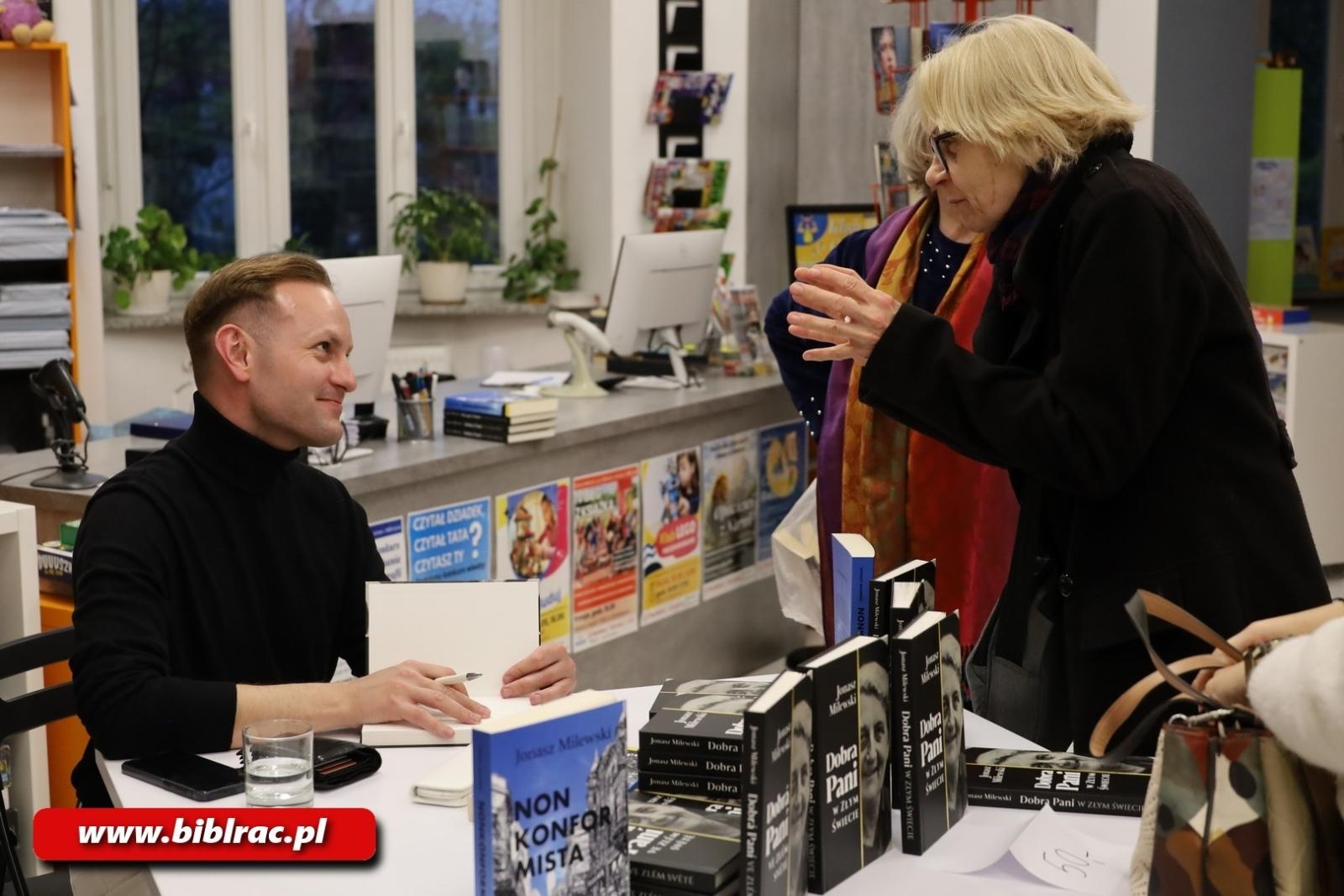 Zdjęcie w galerii na portalu naszraciborz.pl: W świecie, w którym możesz być kimkolwiek – bądź dobry! Spotkanie z Jonaszem Milewskim w bibliotece wiadomości z regionu