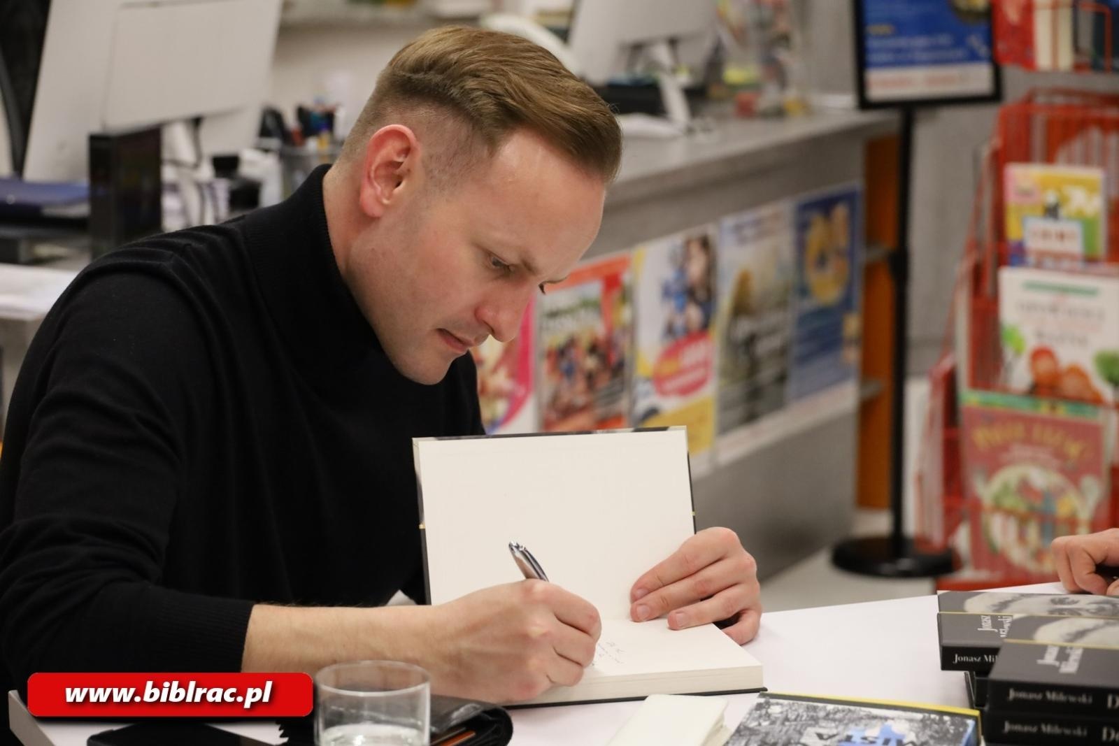 Zdjęcie w galerii na portalu naszraciborz.pl: W świecie, w którym możesz być kimkolwiek – bądź dobry! Spotkanie z Jonaszem Milewskim w bibliotece wiadomości z regionu