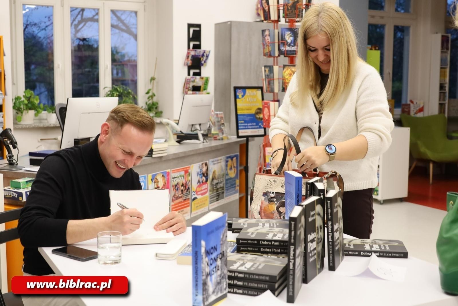 Zdjęcie w galerii na portalu naszraciborz.pl: W świecie, w którym możesz być kimkolwiek – bądź dobry! Spotkanie z Jonaszem Milewskim w bibliotece wiadomości z regionu