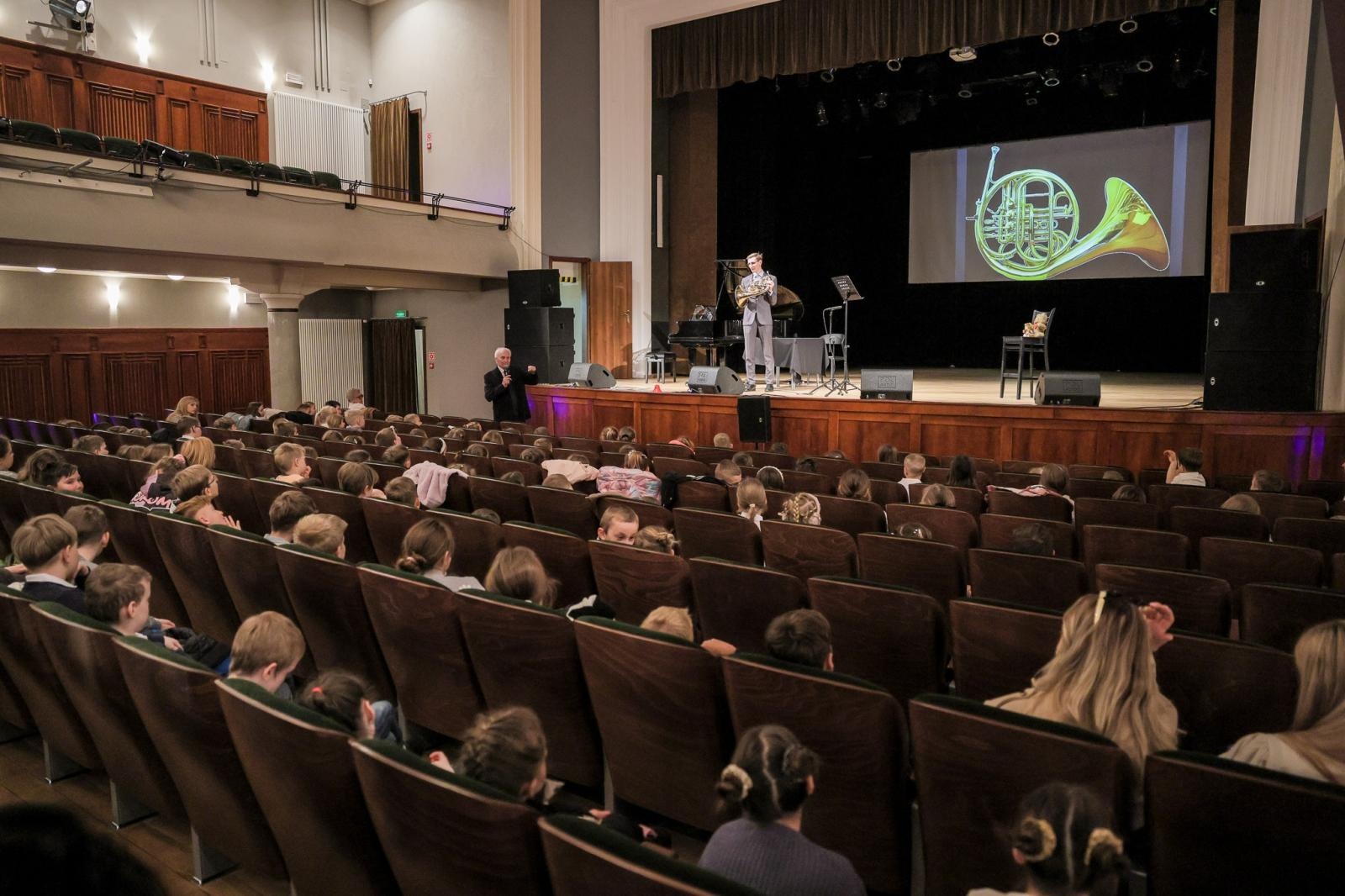 Zdjęcie w galerii na portalu naszraciborz.pl: WALTORNIA, czyli róg, bohaterem koncertów umuzykalniających w RCK wiadomości z regionu