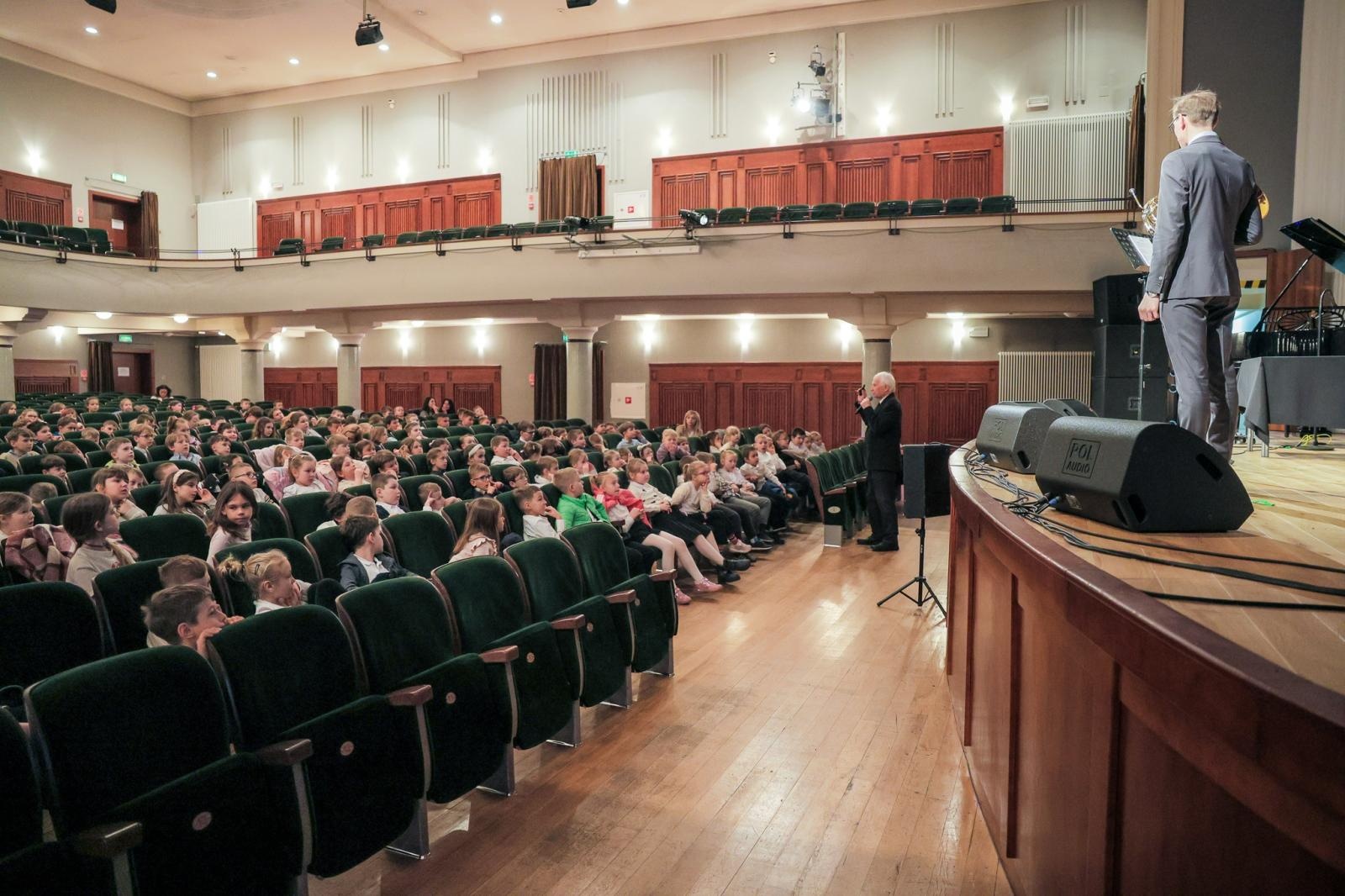 Zdjęcie w galerii na portalu naszraciborz.pl: WALTORNIA, czyli róg, bohaterem koncertów umuzykalniających w RCK wiadomości z regionu