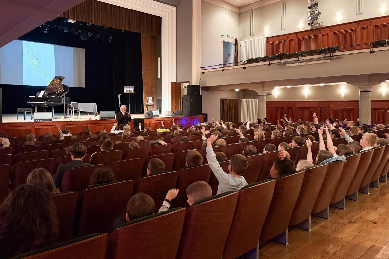 Zdjęcie w galerii na portalu naszraciborz.pl: WALTORNIA, czyli róg, bohaterem koncertów umuzykalniających w RCK wiadomości z regionu