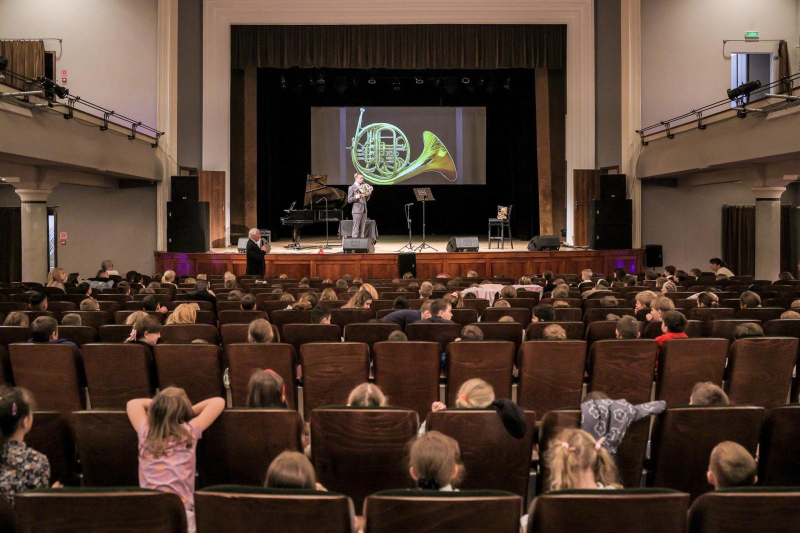 Zdjęcie w galerii na portalu naszraciborz.pl: WALTORNIA, czyli róg, bohaterem koncertów umuzykalniających w RCK wiadomości z regionu