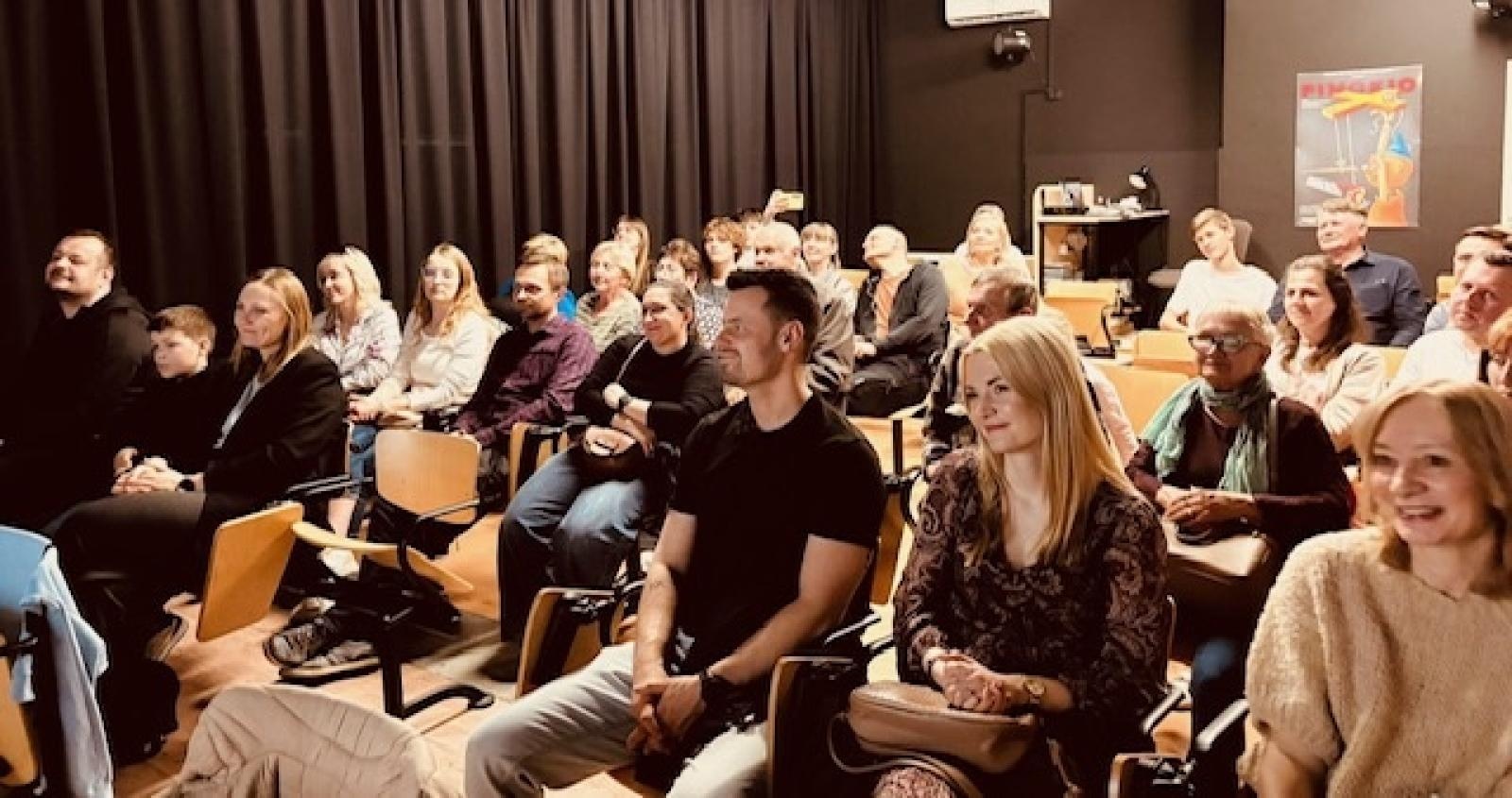 Zdjęcie w galerii na portalu naszraciborz.pl: Filmołaki z SP1 zaklęte w starej księdze wiadomości z regionu