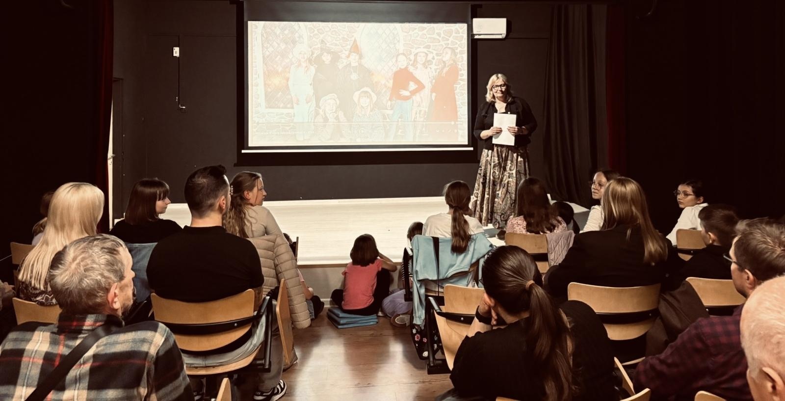 Zdjęcie w galerii na portalu naszraciborz.pl: Filmołaki z SP1 zaklęte w starej księdze wiadomości z regionu