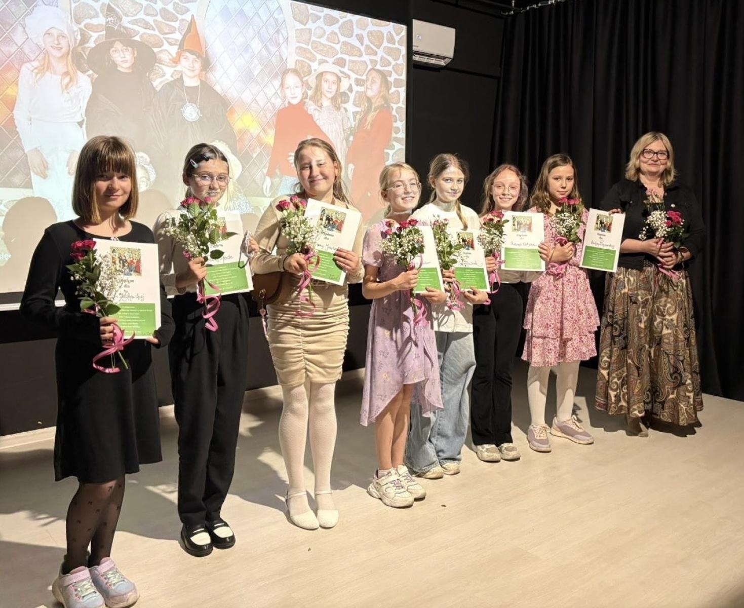 Zdjęcie w galerii na portalu naszraciborz.pl: Filmołaki z SP1 zaklęte w starej księdze wiadomości z regionu