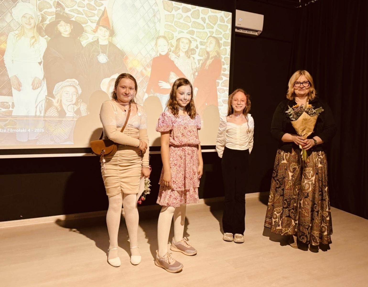 Zdjęcie w galerii na portalu naszraciborz.pl: Filmołaki z SP1 zaklęte w starej księdze wiadomości z regionu