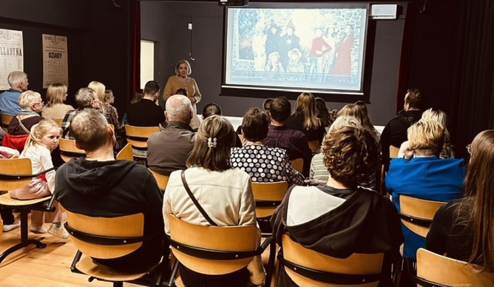 Zdjęcie w galerii na portalu naszraciborz.pl: Filmołaki z SP1 zaklęte w starej księdze wiadomości z regionu