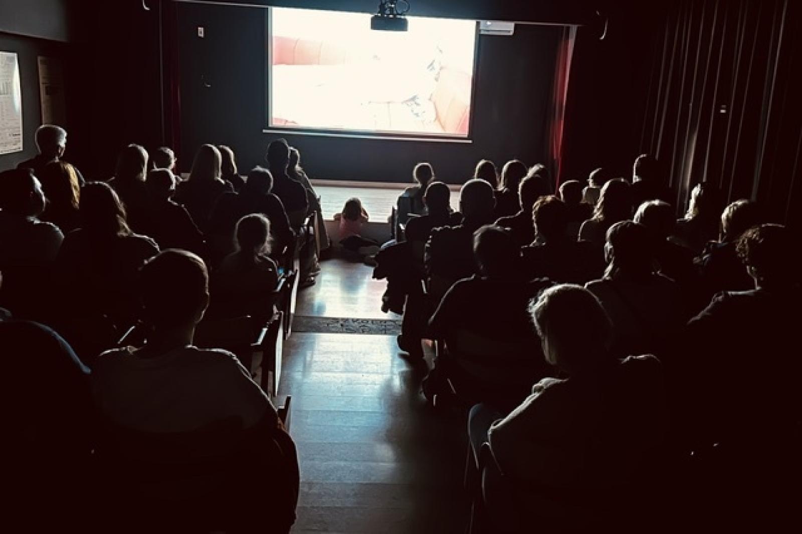 Zdjęcie w galerii na portalu naszraciborz.pl: Filmołaki z SP1 zaklęte w starej księdze wiadomości z regionu