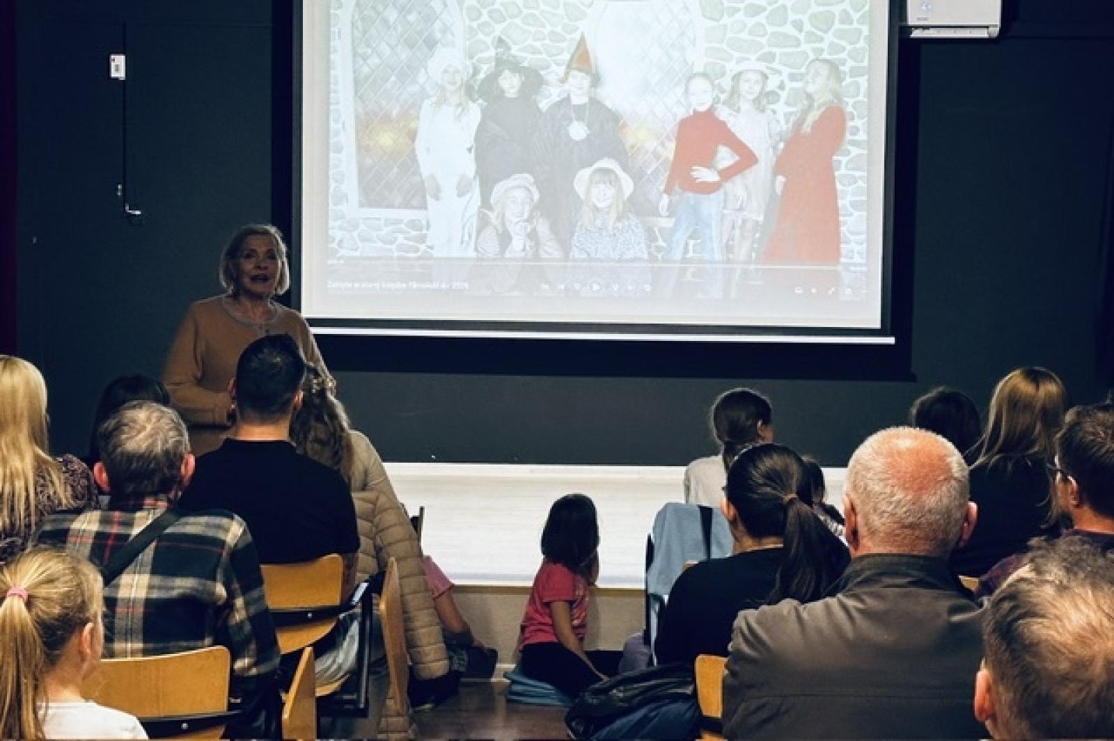 Zdjęcie w galerii na portalu naszraciborz.pl: Filmołaki z SP1 zaklęte w starej księdze wiadomości z regionu