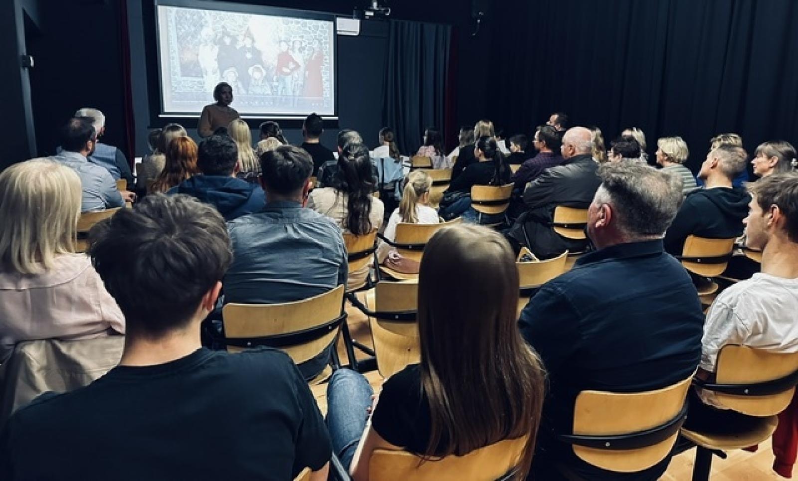 Zdjęcie w galerii na portalu naszraciborz.pl: Filmołaki z SP1 zaklęte w starej księdze wiadomości z regionu