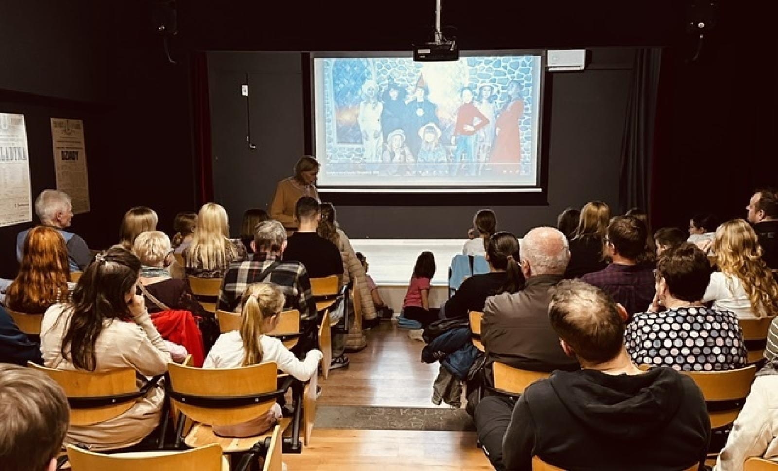 Zdjęcie w galerii na portalu naszraciborz.pl: Filmołaki z SP1 zaklęte w starej księdze wiadomości z regionu