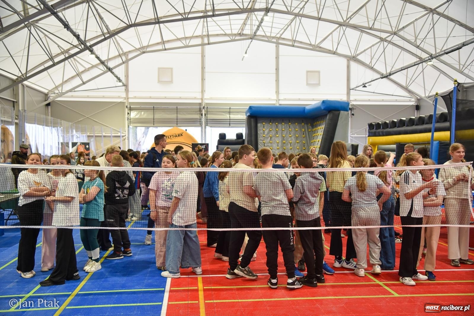 Zdjęcie w galerii na portalu naszraciborz.pl: Lodowisko Piastor zmieniło przeznaczenie. Po ślizgawce czas na gry zespołowe i aktywności ruchowe wiadomości z regionu