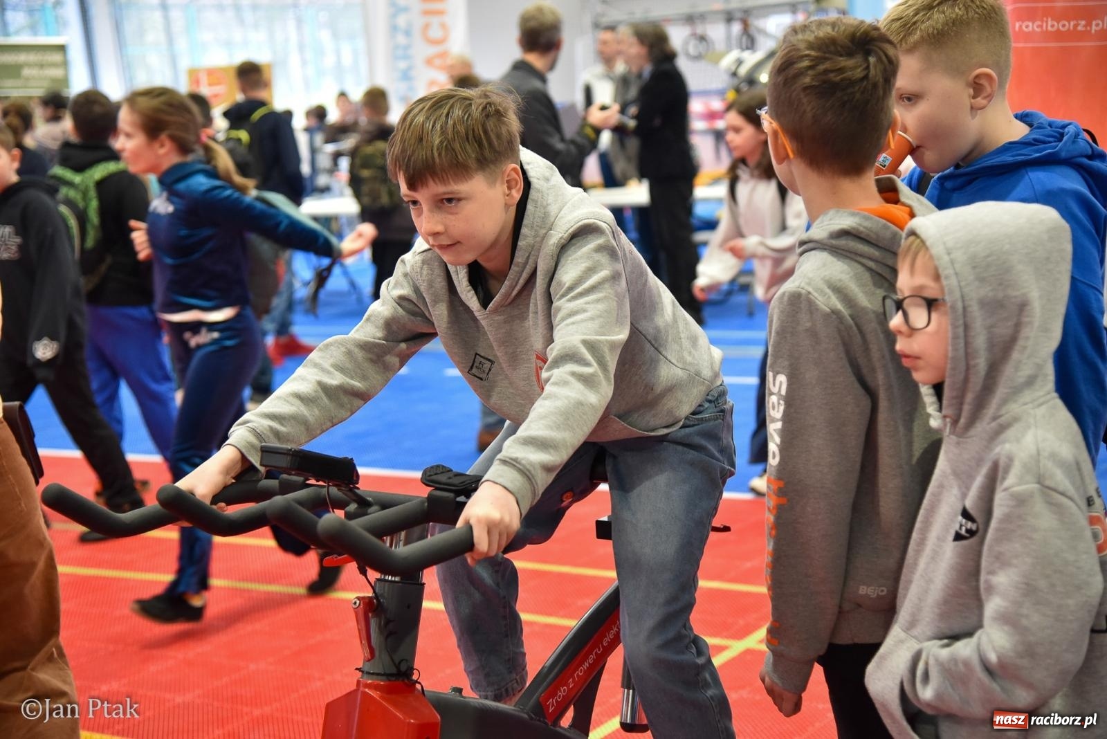 Zdjęcie w galerii na portalu naszraciborz.pl: Lodowisko Piastor zmieniło przeznaczenie. Po ślizgawce czas na gry zespołowe i aktywności ruchowe wiadomości z regionu