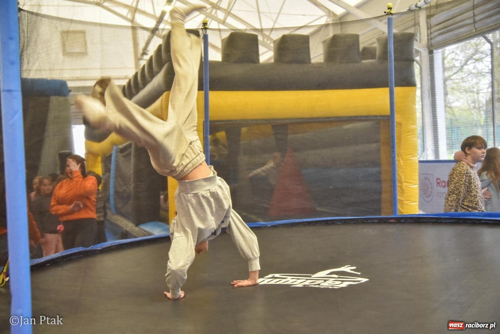 Zdjęcie w galerii na portalu naszraciborz.pl: Lodowisko Piastor zmieniło przeznaczenie. Po ślizgawce czas na gry zespołowe i aktywności ruchowe wiadomości z regionu