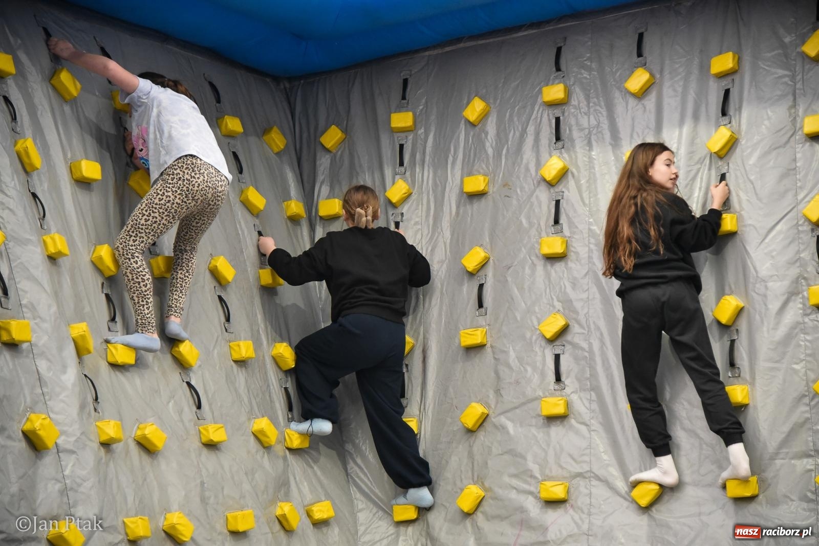 Zdjęcie w galerii na portalu naszraciborz.pl: Lodowisko Piastor zmieniło przeznaczenie. Po ślizgawce czas na gry zespołowe i aktywności ruchowe wiadomości z regionu