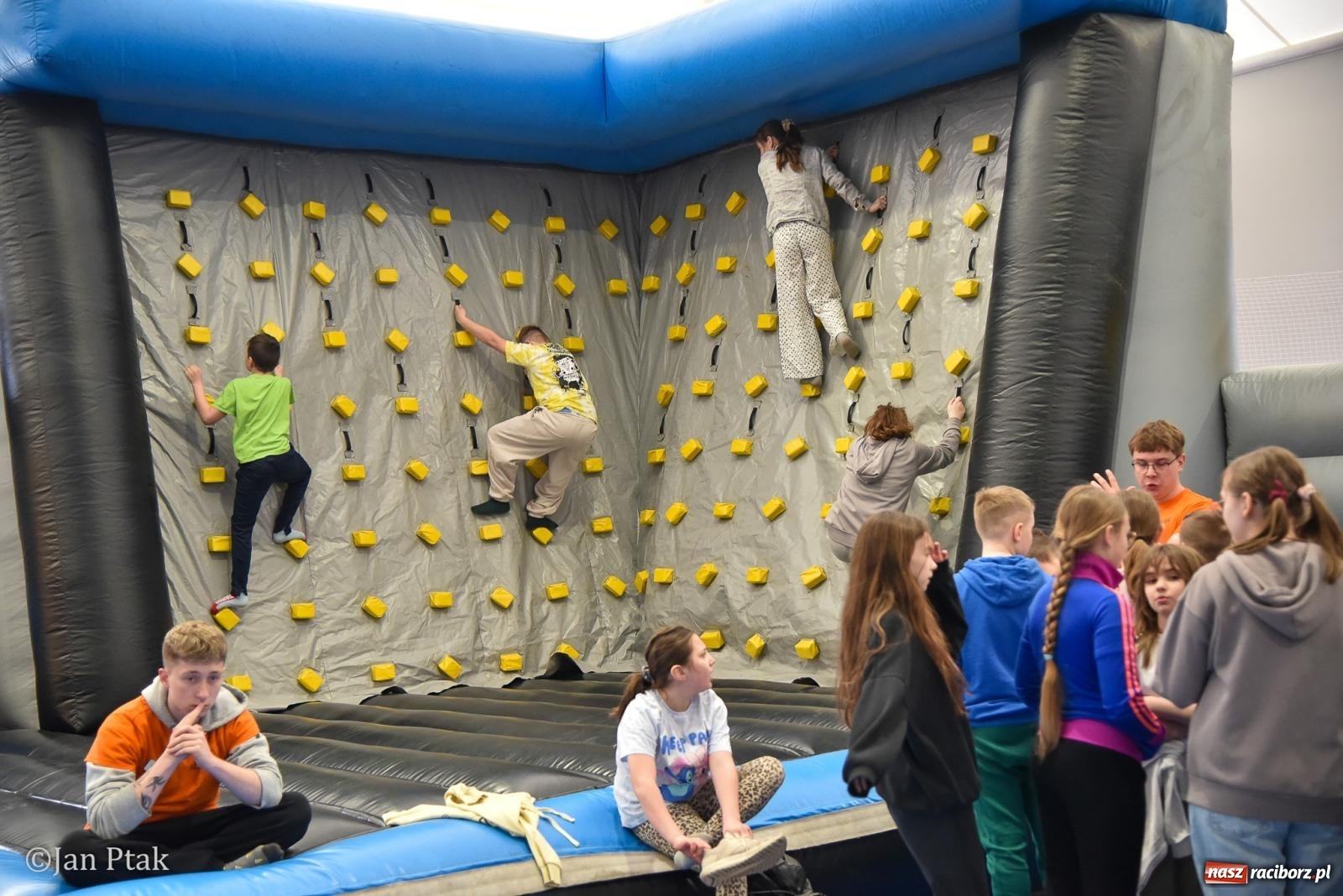 Zdjęcie w galerii na portalu naszraciborz.pl: Lodowisko Piastor zmieniło przeznaczenie. Po ślizgawce czas na gry zespołowe i aktywności ruchowe wiadomości z regionu