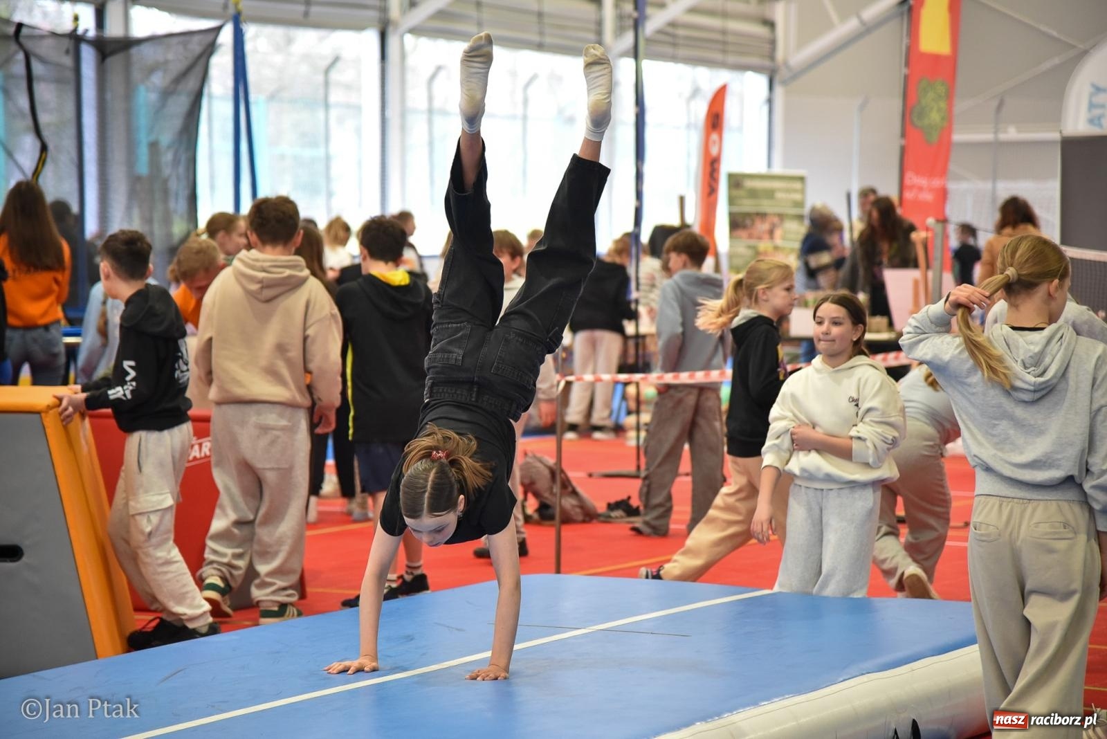 Zdjęcie w galerii na portalu naszraciborz.pl: Lodowisko Piastor zmieniło przeznaczenie. Po ślizgawce czas na gry zespołowe i aktywności ruchowe wiadomości z regionu