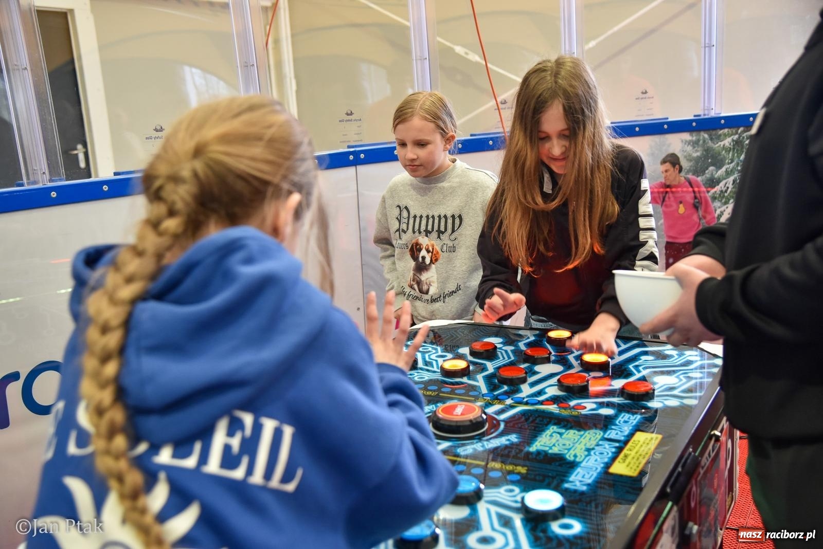 Zdjęcie w galerii na portalu naszraciborz.pl: Lodowisko Piastor zmieniło przeznaczenie. Po ślizgawce czas na gry zespołowe i aktywności ruchowe wiadomości z regionu