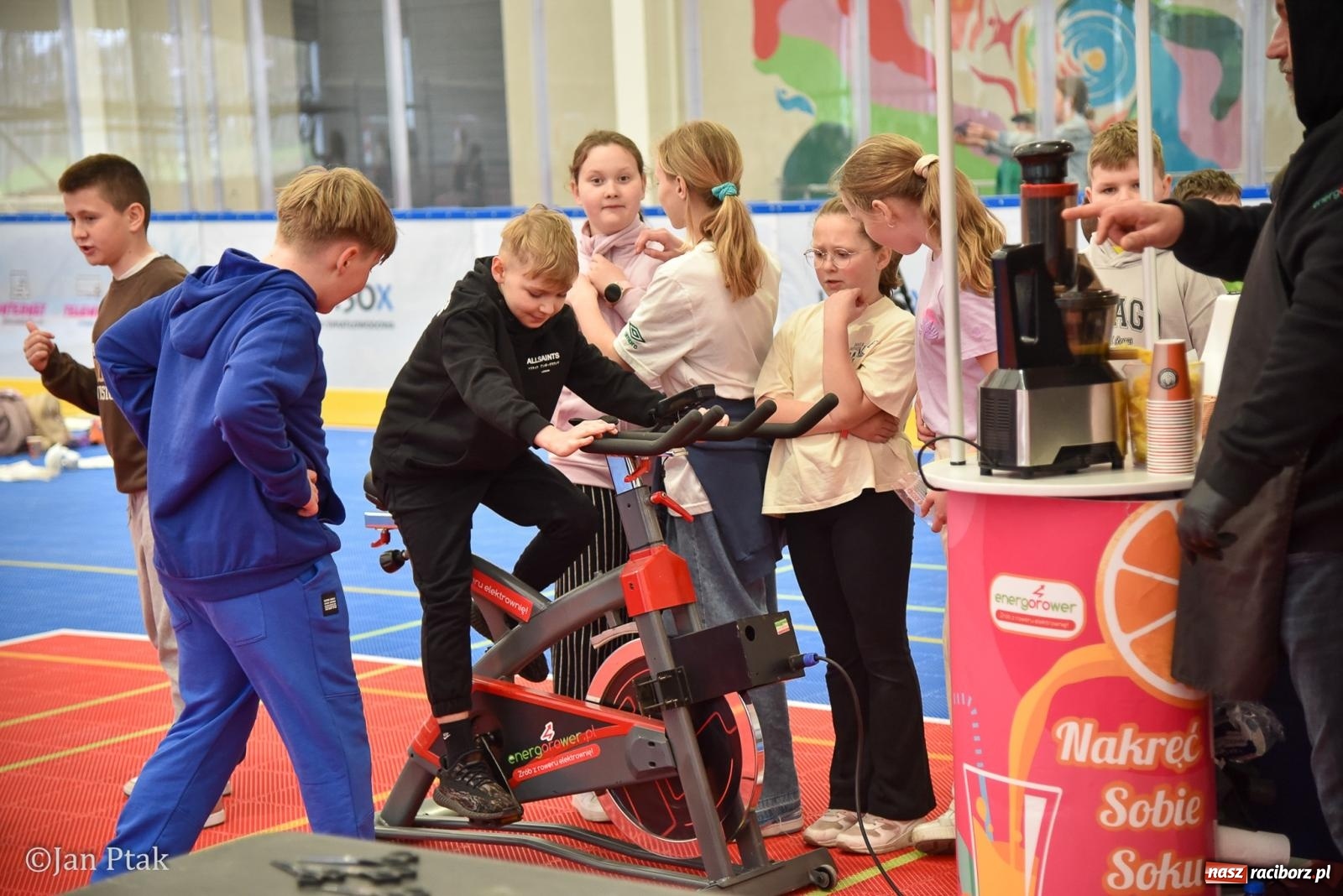 Zdjęcie w galerii na portalu naszraciborz.pl: Lodowisko Piastor zmieniło przeznaczenie. Po ślizgawce czas na gry zespołowe i aktywności ruchowe wiadomości z regionu