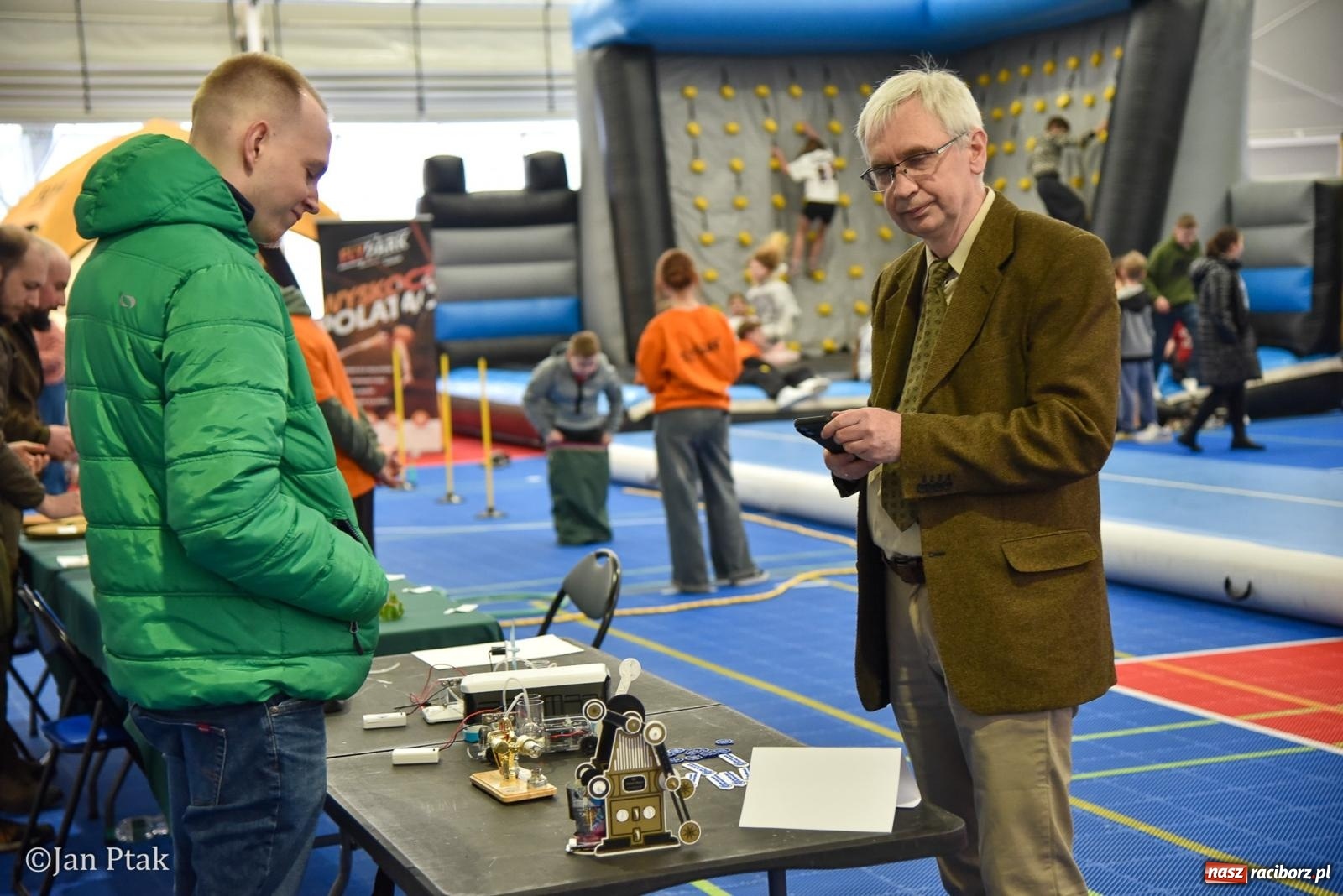 Zdjęcie w galerii na portalu naszraciborz.pl: Lodowisko Piastor zmieniło przeznaczenie. Po ślizgawce czas na gry zespołowe i aktywności ruchowe wiadomości z regionu