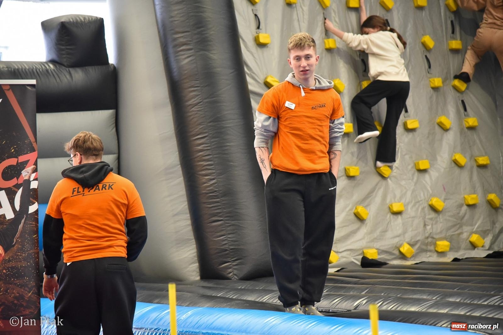 Zdjęcie w galerii na portalu naszraciborz.pl: Lodowisko Piastor zmieniło przeznaczenie. Po ślizgawce czas na gry zespołowe i aktywności ruchowe wiadomości z regionu