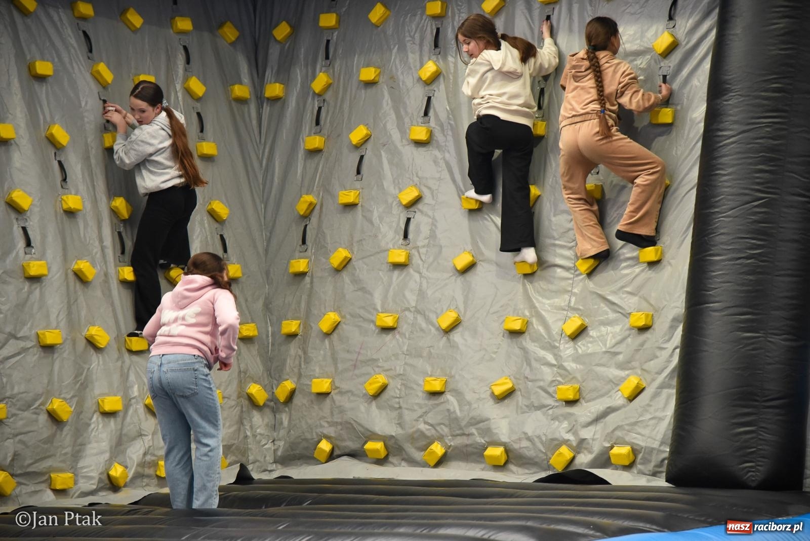 Zdjęcie w galerii na portalu naszraciborz.pl: Lodowisko Piastor zmieniło przeznaczenie. Po ślizgawce czas na gry zespołowe i aktywności ruchowe wiadomości z regionu