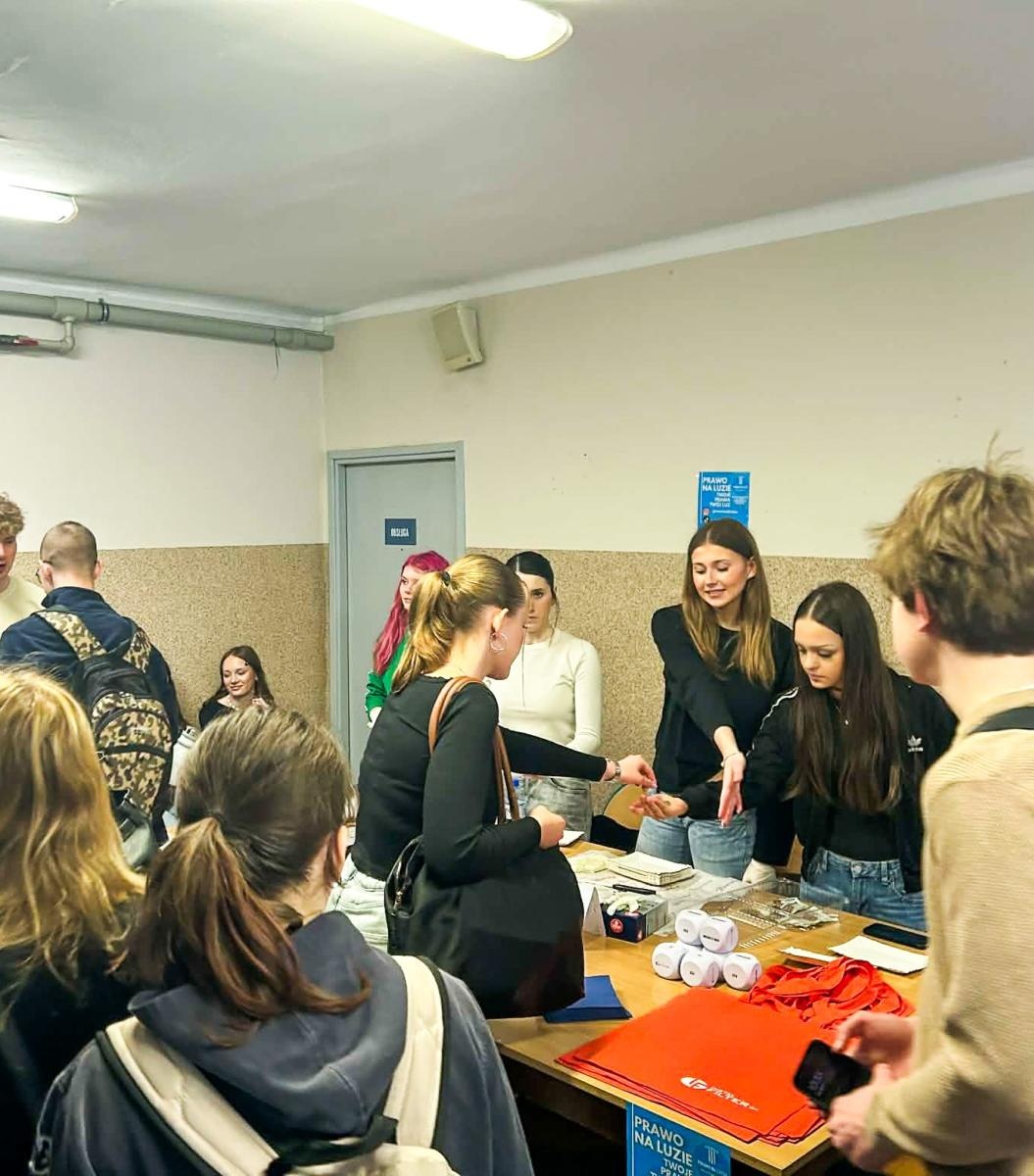 Zdjęcie w galerii na portalu naszraciborz.pl: Kiermasz charytatywny w II LO. Uczniowie wsparli fundację Pomóżmy wypłynąć wiadomości z regionu