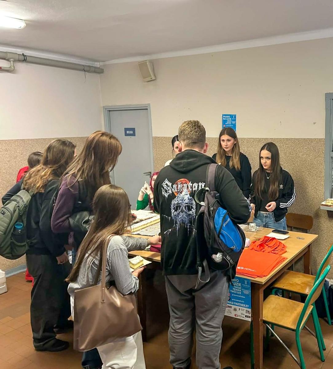 Zdjęcie w galerii na portalu naszraciborz.pl: Kiermasz charytatywny w II LO. Uczniowie wsparli fundację Pomóżmy wypłynąć wiadomości z regionu