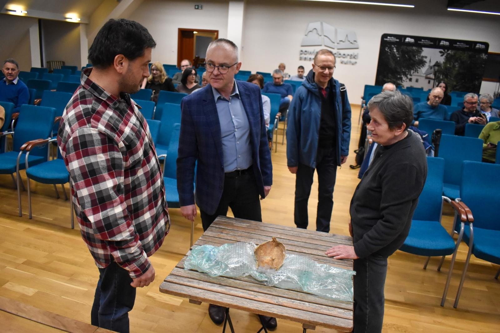 Zdjęcie w galerii na portalu naszraciborz.pl: Archeologia na tropie tajemnic raciborskich Piastów. Spotkanie w Zamku Piastowskim wiadomości z regionu