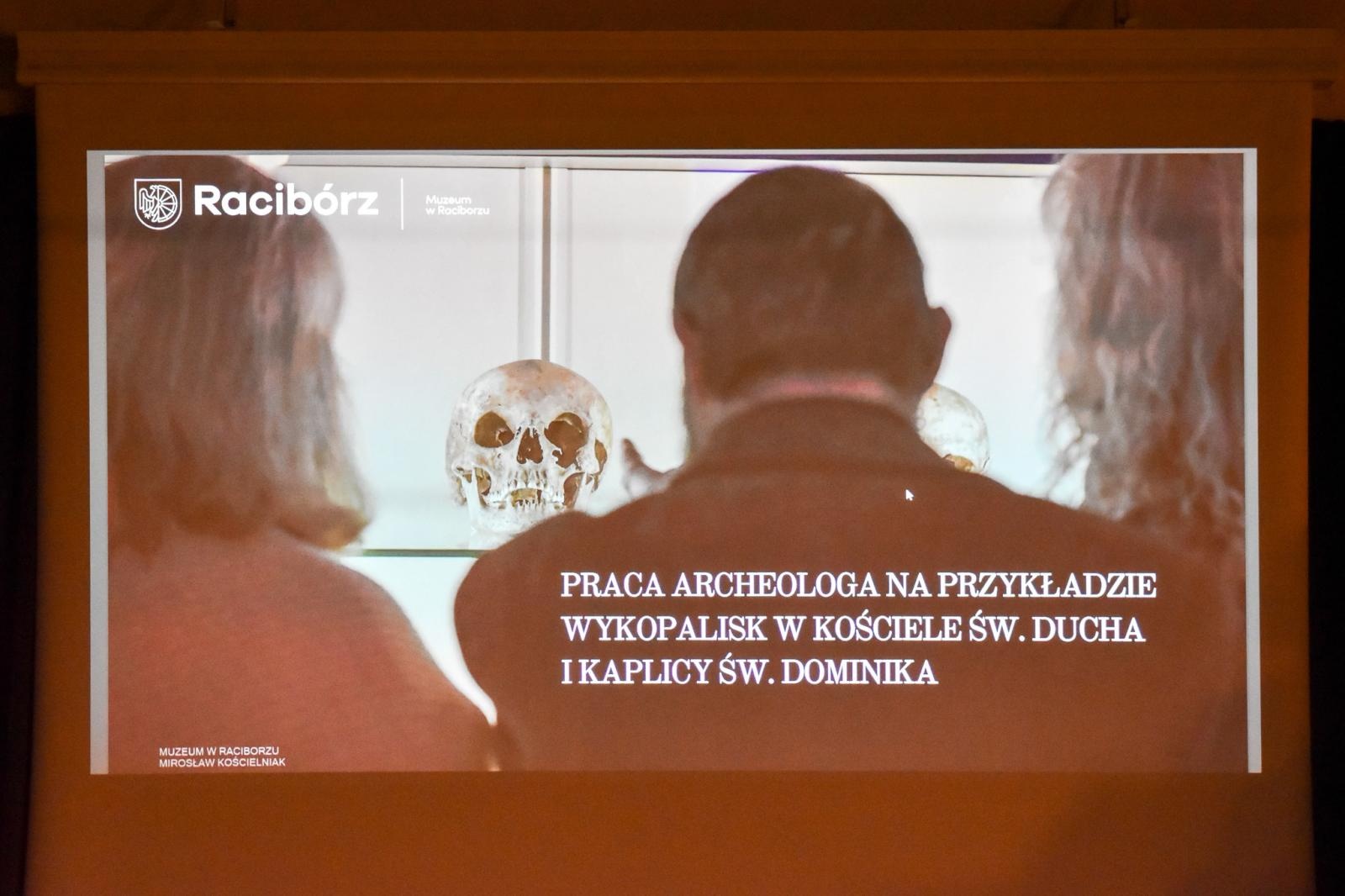 Zdjęcie w galerii na portalu naszraciborz.pl: Archeologia na tropie tajemnic raciborskich Piastów. Spotkanie w Zamku Piastowskim wiadomości z regionu